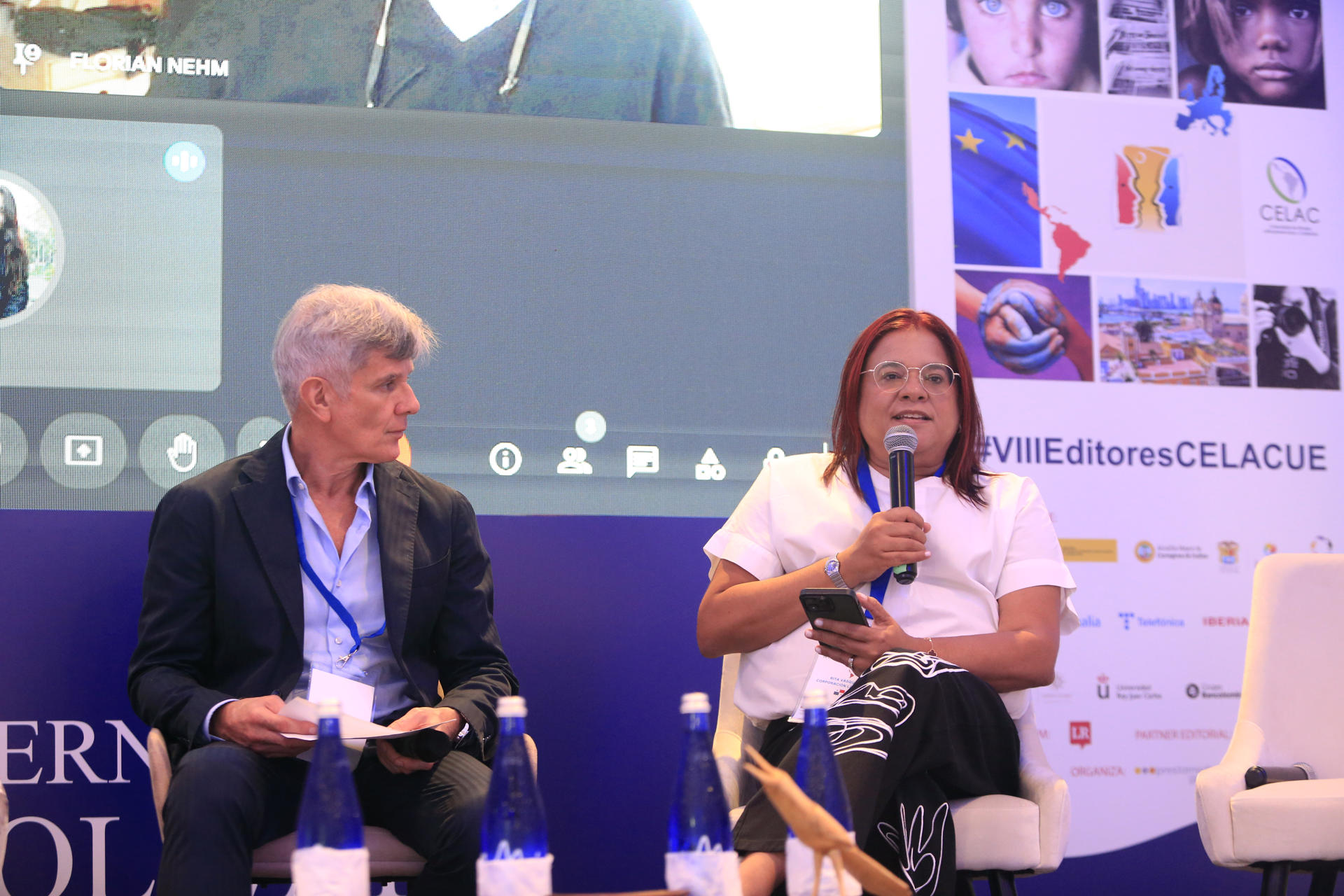 La directora del diario La Prensa (Panamá), Rita Vásquez (d), habla junto al director editorial de América de la Agencia EFE, Manuel Fuentes, en el conversatorio ´La Inteligencia Artificial y el derecho a la información: los riesgos para la libertad de prensa' durante el VIII Congreso Internacional de Editores de Medios Europa-América Latina y Caribe este martes, en Cartagena (Colombia). EFE/ Ricardo Maldonado Rozo