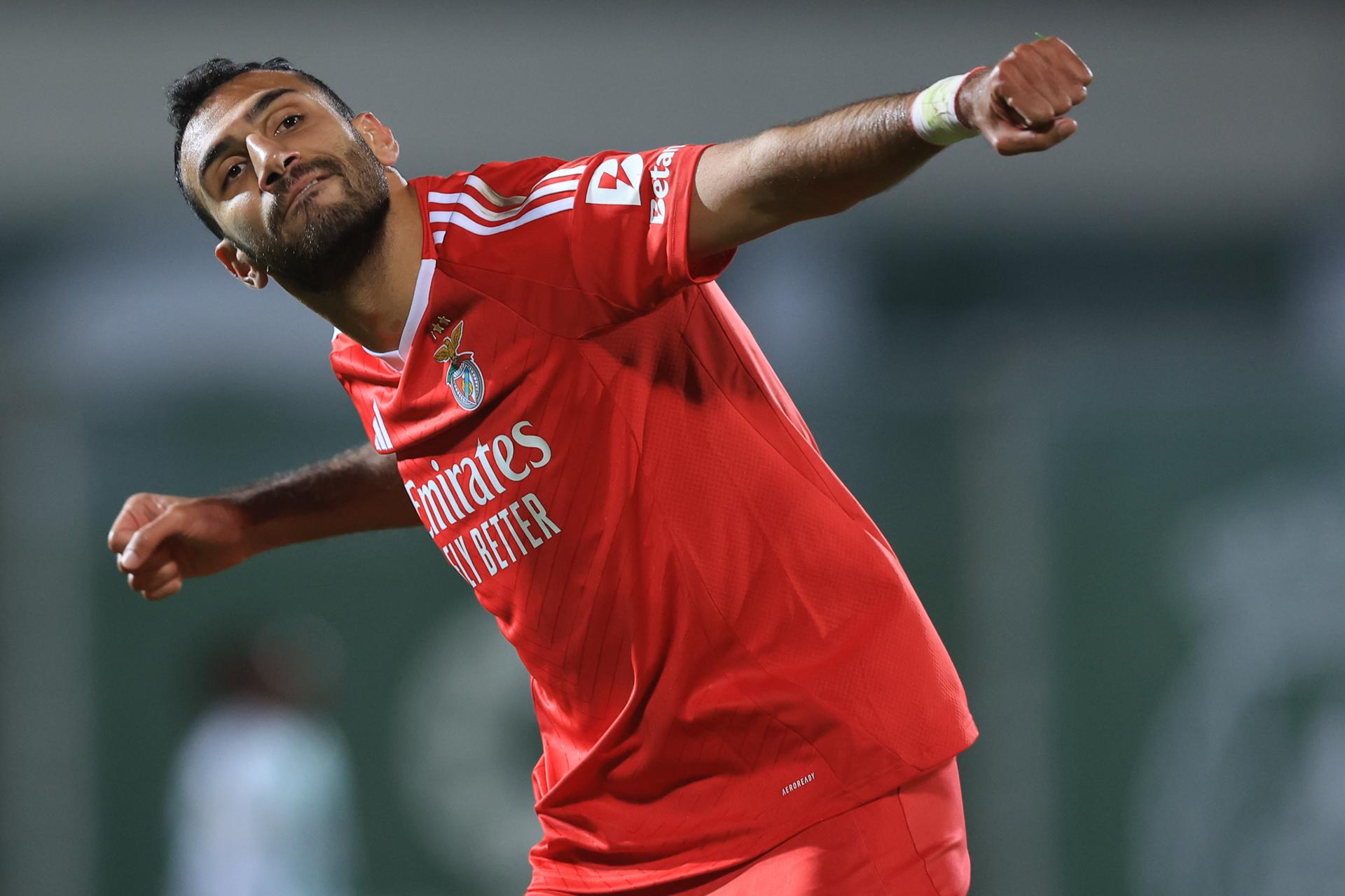 El jugador del SL Benfica Vangelis Pavlidis celebra el 0-2 durante el partido de la Liga Portuguesa que han jugado Rio Ave y SL Benfica, en Vila do Conde, Portugal. EFE/EPA/JOSE COELHO