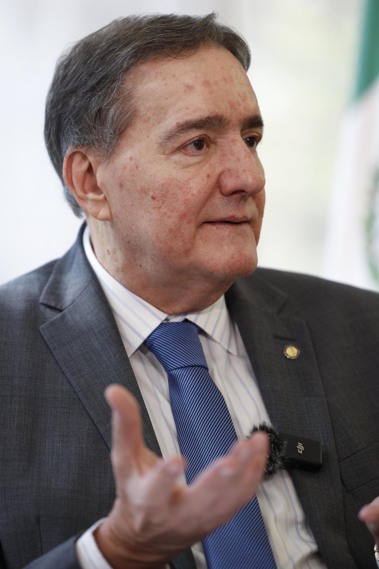 El director de la Organización Panamericana de la Salud (OPS), Jarbas Barbosa, habla durante una entrevista con EFEeste miércoles, en la Ciudad de México (México). EFE/ Sáshenbka Gutiérrez