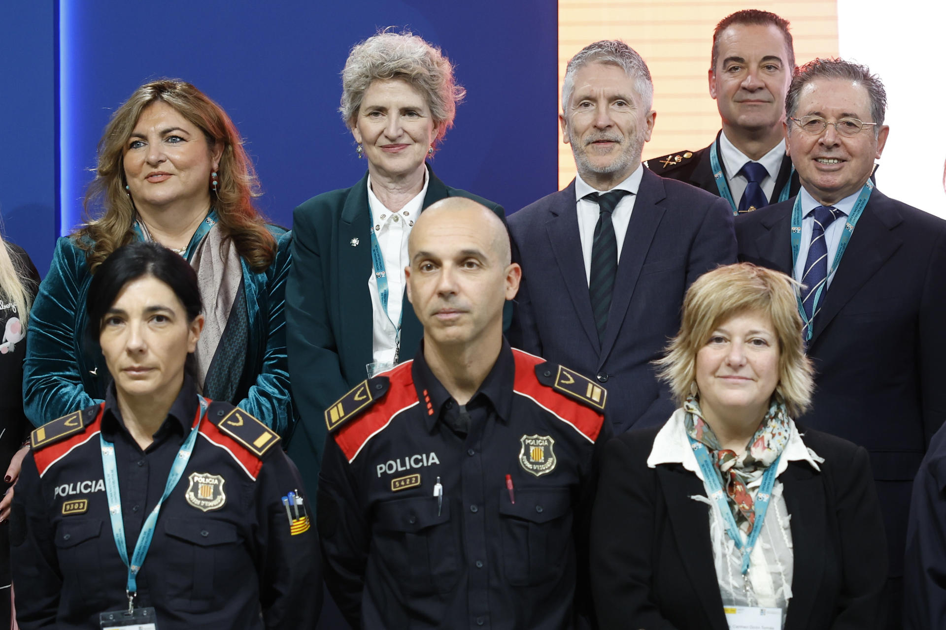 Foto de familia del ministro del Interior, Fernando Grande-Marlaska, junto a Karoline Fernández de la Hoz Zeitler, directora del Observatorio español del Racismo y la xenofobia (2i) durante la presentación del III Plan de lucha contra los delitos de odio, que incluye 109 medidas para la prevención y persecución de estas infracciones penales, así como para mejorar la protección de las víctimas, este lunes. EFE/ Mariscal