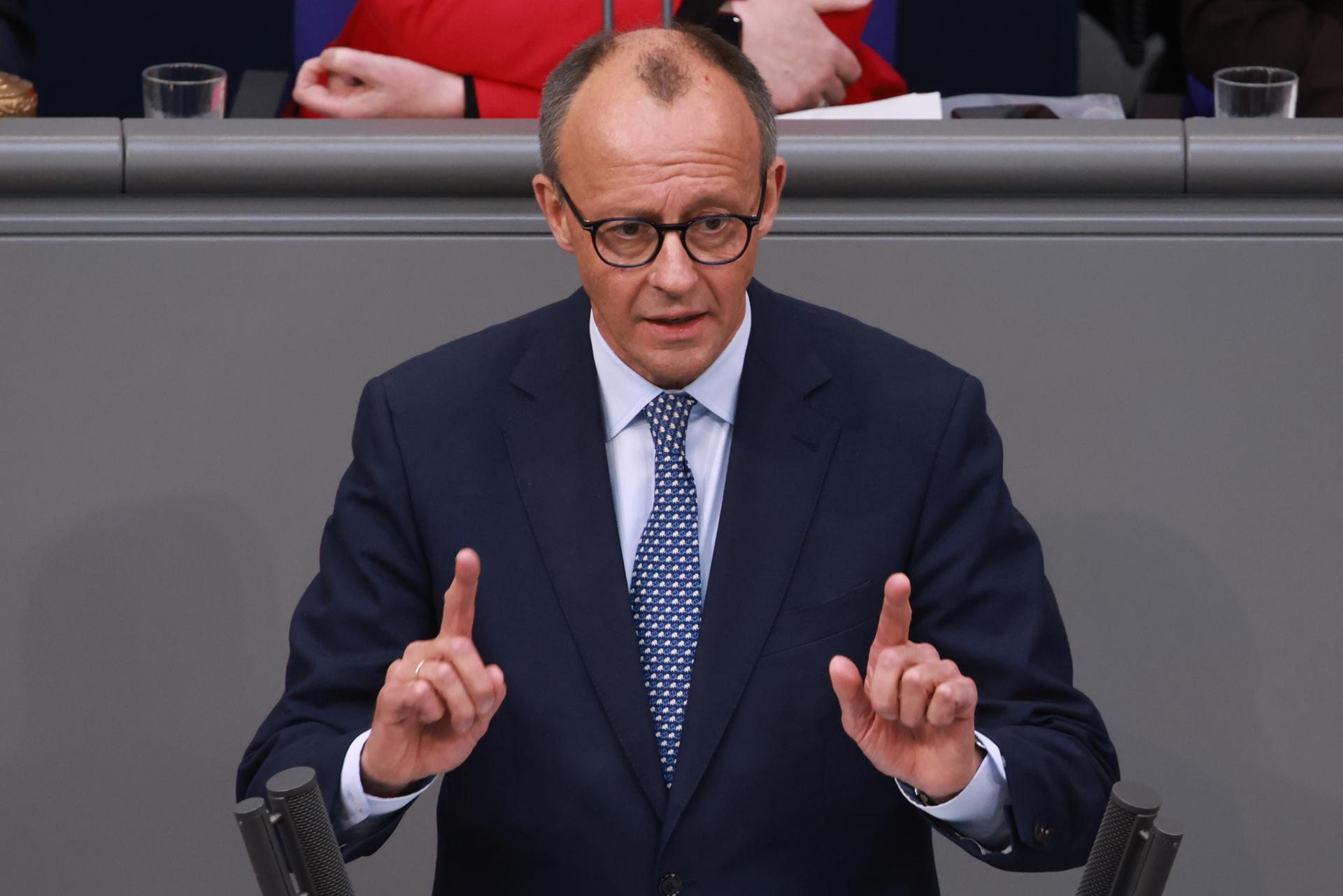 El líder de la Unión Democristiana (CDU) ganadora de las pasadas elecciones generales y aspirante a la Cancillería alemana, Friedrich Merz, durante su intervención en un pleno extraordinario de la Cámara Baja, en Berlín, el 13 de marzo de 2025. EFE/EPA/CLEMENS BILAN