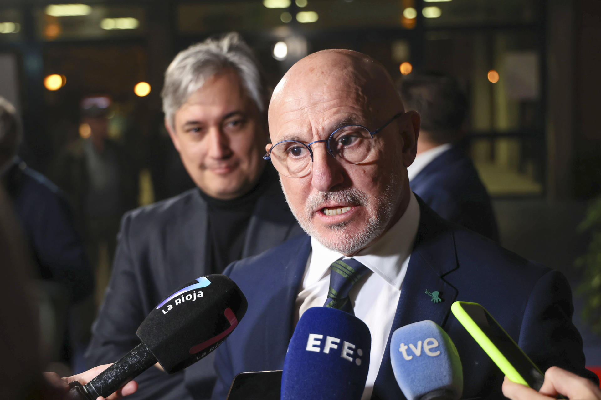 El seleccionador nacional de fútbol, Luis de la Fuente, atiende a los medios de comunicación antes del inicio de la Gala del Deporte de La Rioja que se celebra hoy miércoles en Palacio de los Deportes de Logroño. EFE/ Raquel Manzanares.