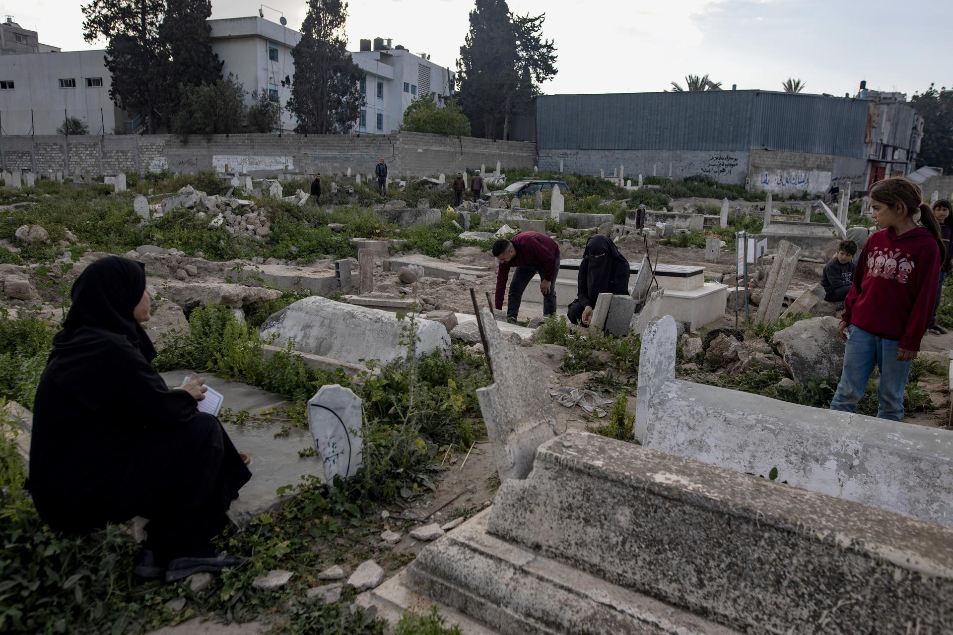 Palestinos visitan las tumbas de sus familiares en el primer día de la festividad musulmana del Eid al-Fitr en la ciudad de Gaza, Franja de Gaza, 30 de marzo de 2025. 
EFE/EPA/HAITHAM IMAD