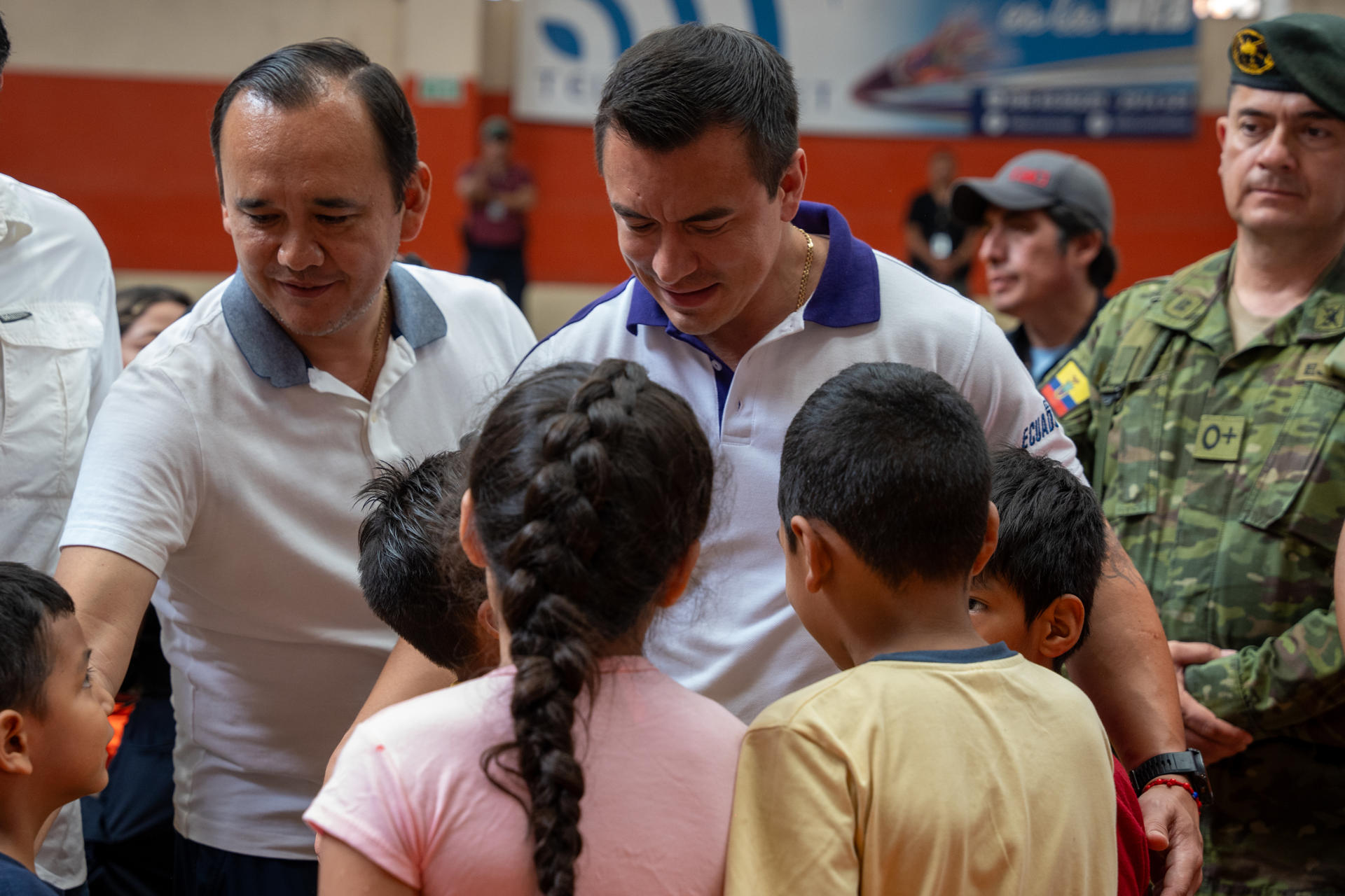 El presidente de Ecuador, Daniel Noboa (c), visita un albergue para damnificados durante su recorrido por la Provincia de El Oro este lunes, en Piñas (Ecuador). EFE/ Mauricio Torres