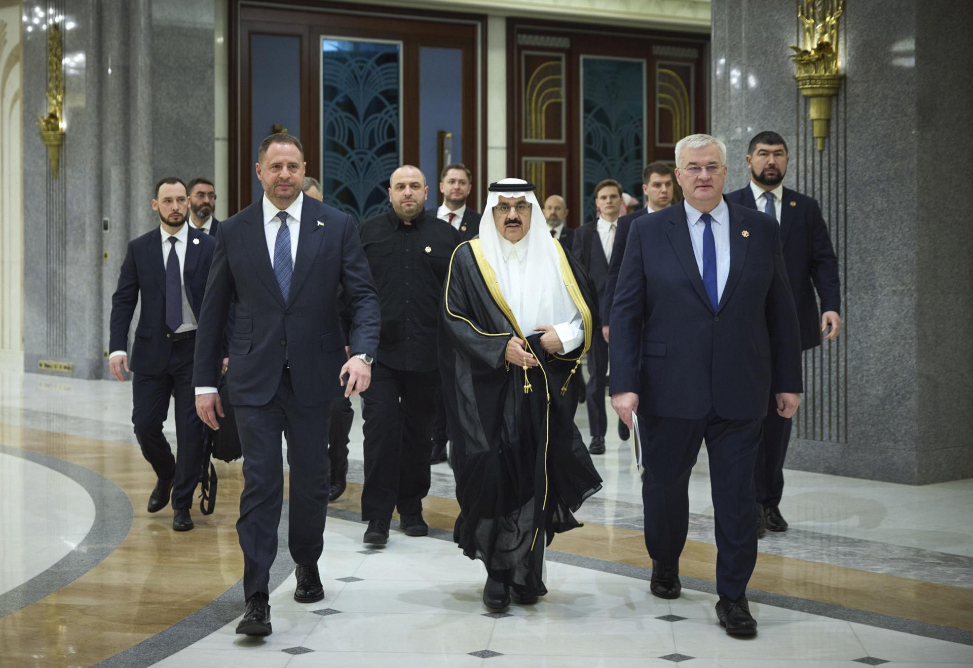 El jefe de la Oficina Presidencial de Ucrania, Andrí Yermak (i), y el ministro de Asuntos Exteriores de Ucrania, Andrí Sibiga (d) llegan a la reunión con representantes de Estados Unidos en Yeda, Arabia Saudí, el 11 de marzo de 2025.  EFE/EPA/UKRAINE PRESIDENTIAL PRESS SERVICE HANDOUT HANDOUT HANDOUT EDITORIAL USE ONLY/NO SALES