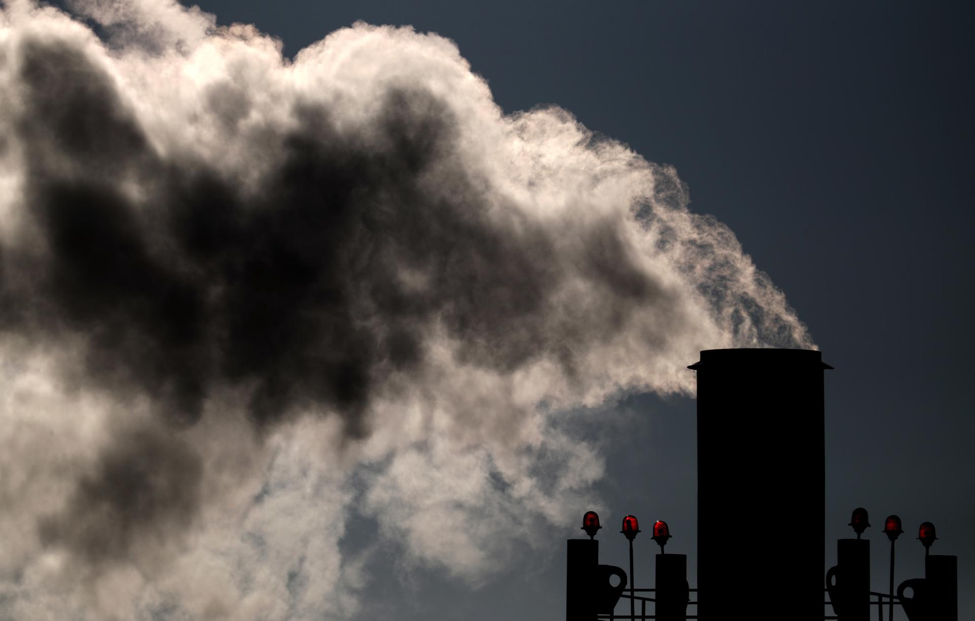 Una columna de humo emerge de una chimenea, en una fotografía de archivo. EFE/ Maxim Shipenkov