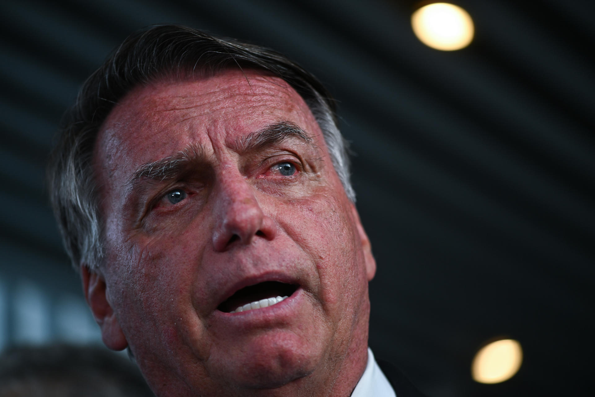 El expresidente de Brasil Jair Bolsonaro habla durante una rueda de prensa frente al Congreso Nacional este 26 de marzo de 2025, en Brasilia (Brasil). EFE/ Andre Borges