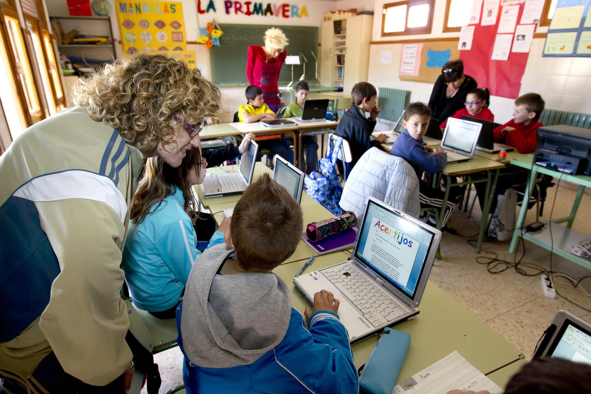 Niños con tablets PC en un aula. EFE/Antonio García