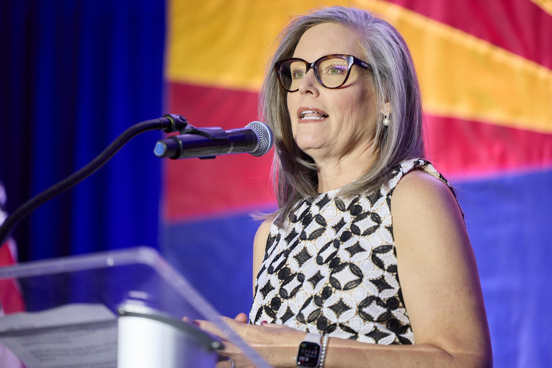 Fotografía de archivo en la que se registró a la gobernadora del Estado de Arizona, la demócrata Katie Hobbs, durante un evento público, en Phoenix (AZ, EE.UU.). EFE/Allison Dinner