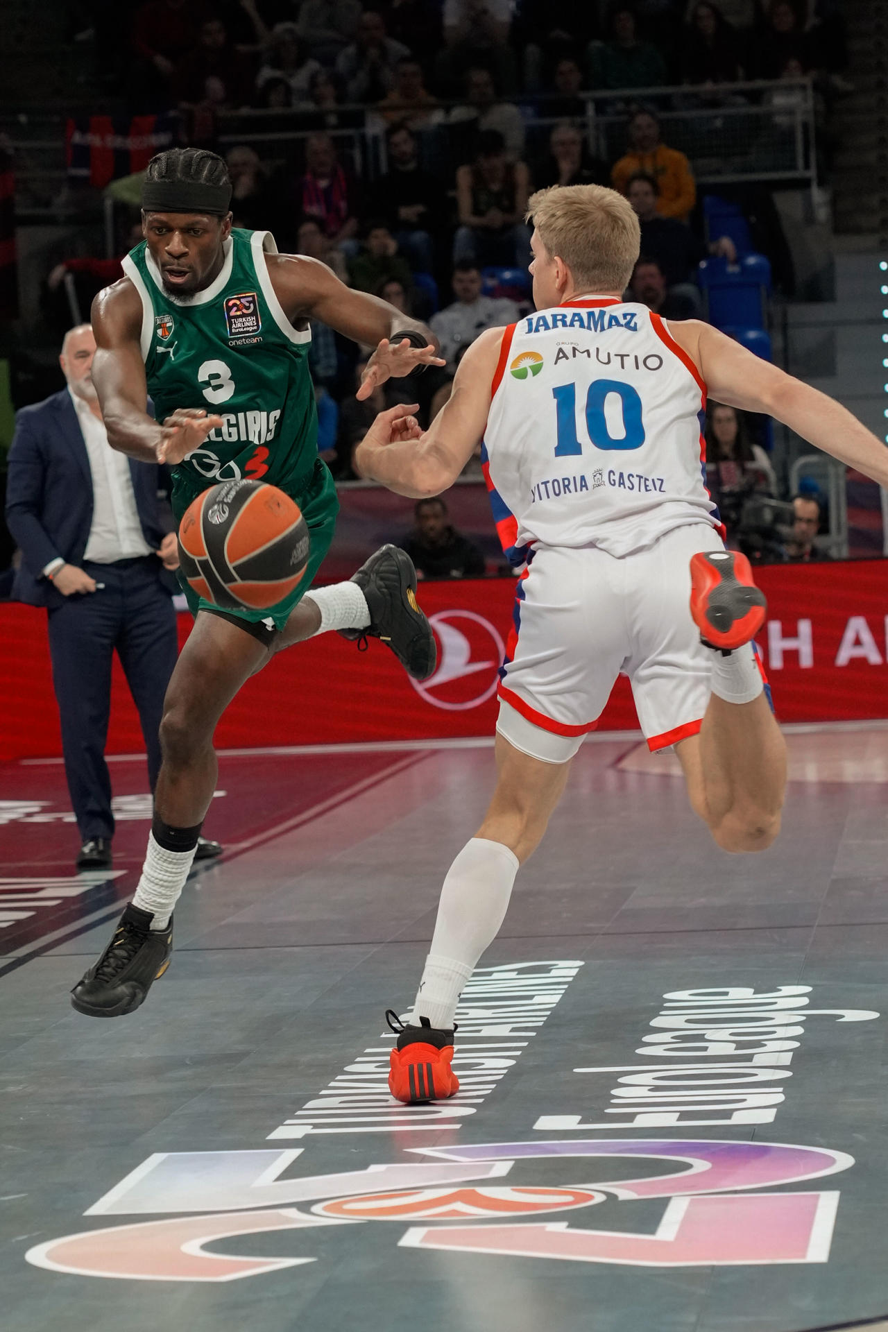 El jugador de Zalgiris Kaunas Sylvain Francisco (i) disputa la pelota ante Ognjen Jaramaz, del Baskonia, del partido de Euroliga entre el Baskonia y el Zalgiris Kaunas jugado esta noche en el Fernando Buesa Arena de Vitoria. EFE/ADRIAN RUIZ HIERRO