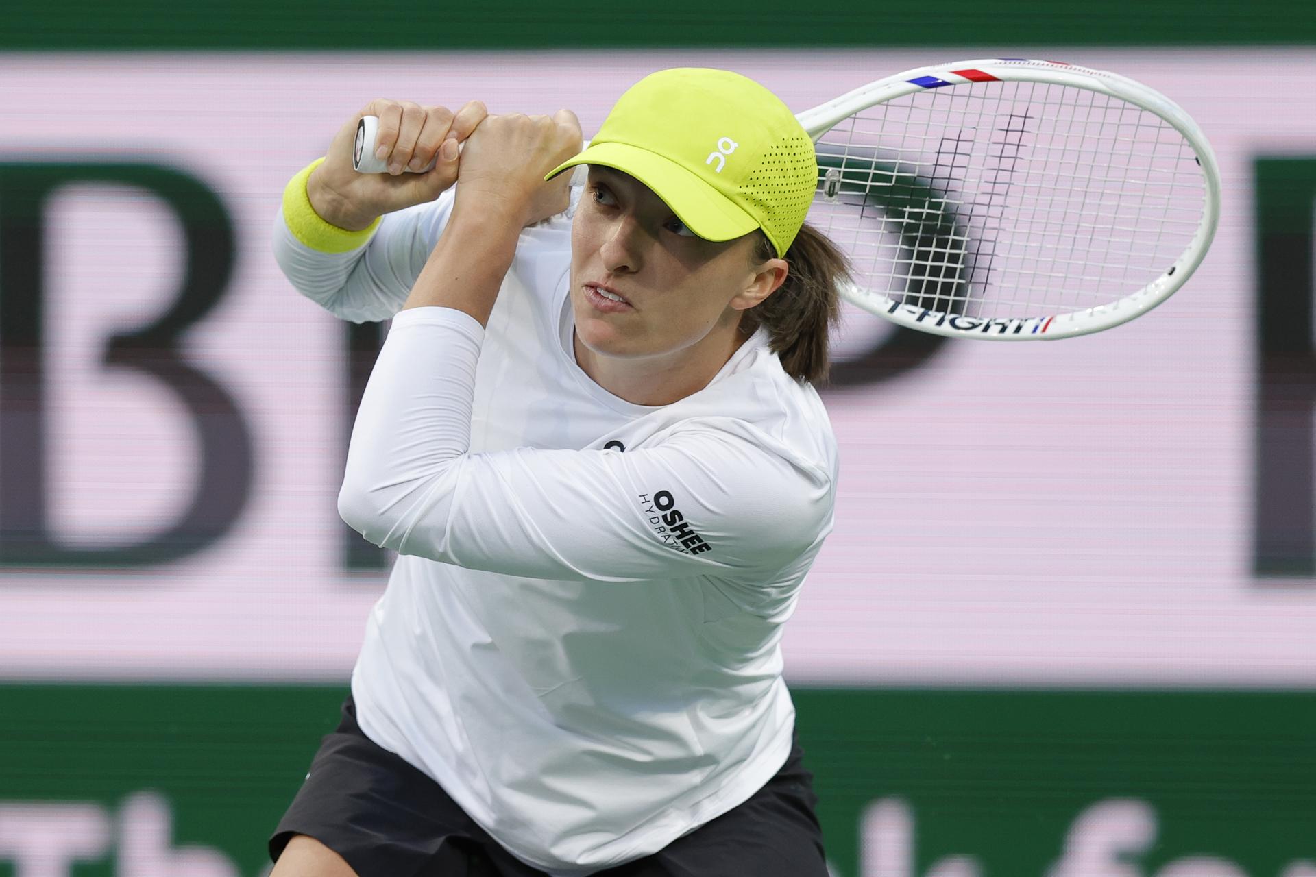 Iga Swiatek, en acción contra la francesa Caroline Garcia, durante el torneo de tenis de Indian Wells. EFE/EPA/JOHN G. MABANGLO