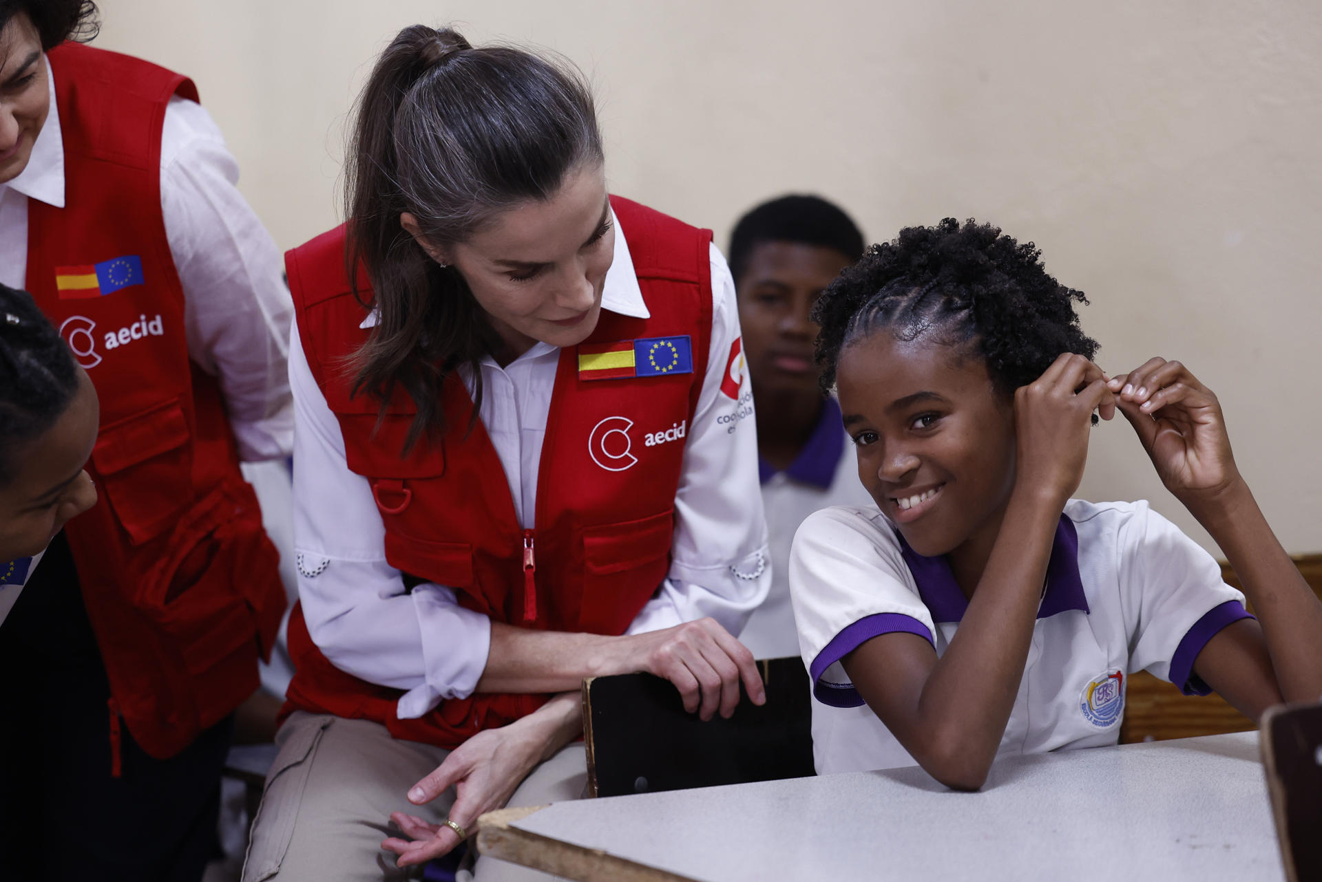 La reina Letizia este miércoles en la Escuela Secundaria Regina Silva Praia, donde se desarrolla el proyecto "Fortalecer espacios y capacidades de atención, prevención y reinserción de víctimas de violencia de género", durante su visita a Cabo Verde. EFE/ Chema Moya