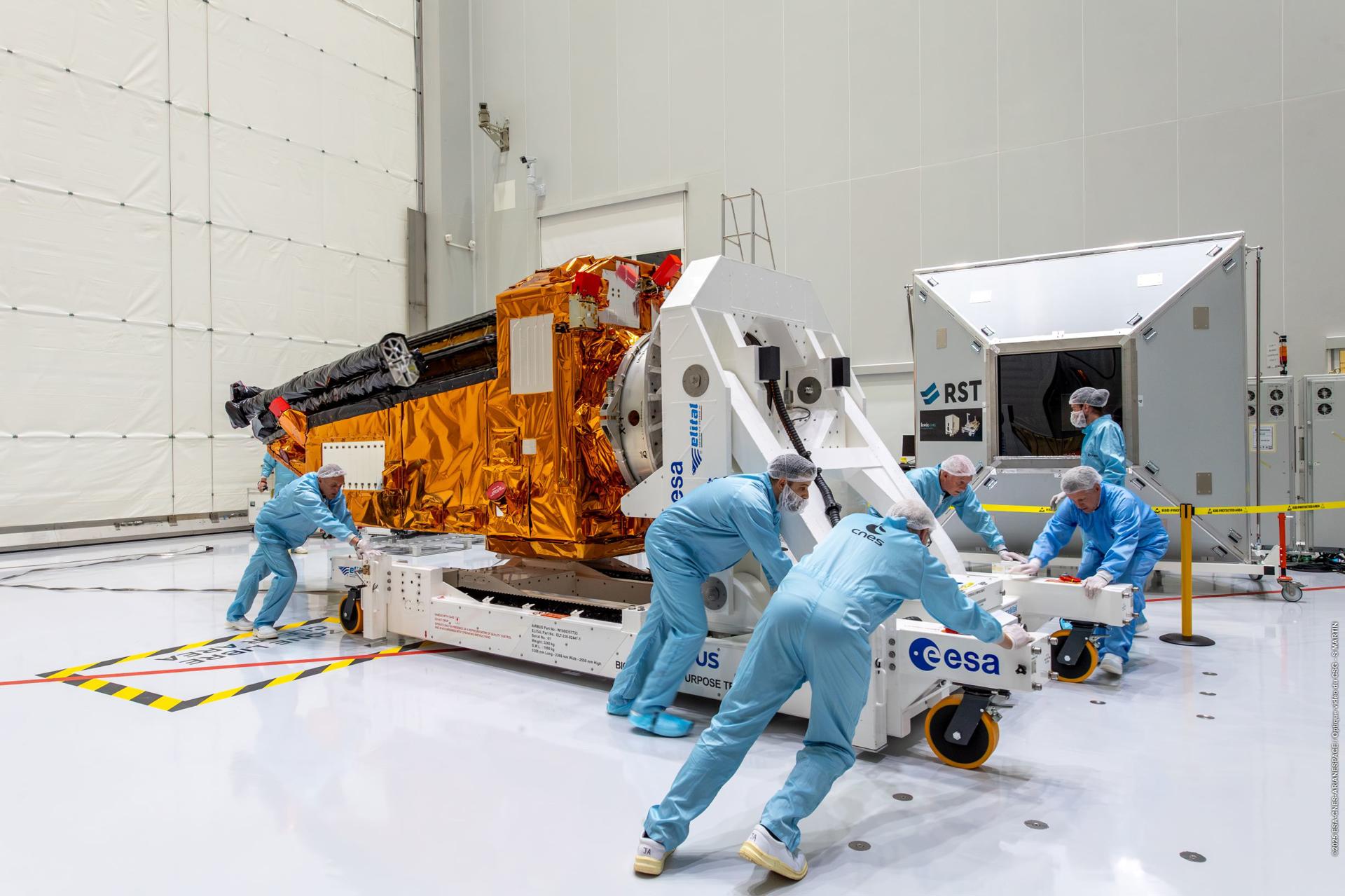 Tras su llegada al puerto de Kurú, el satélite Biomass de la ESA es sacado de su contenedor de transporte. EFE/Crédito: ESA-CNES-ARIANESPACE/Optique video du CSG–S. Martín