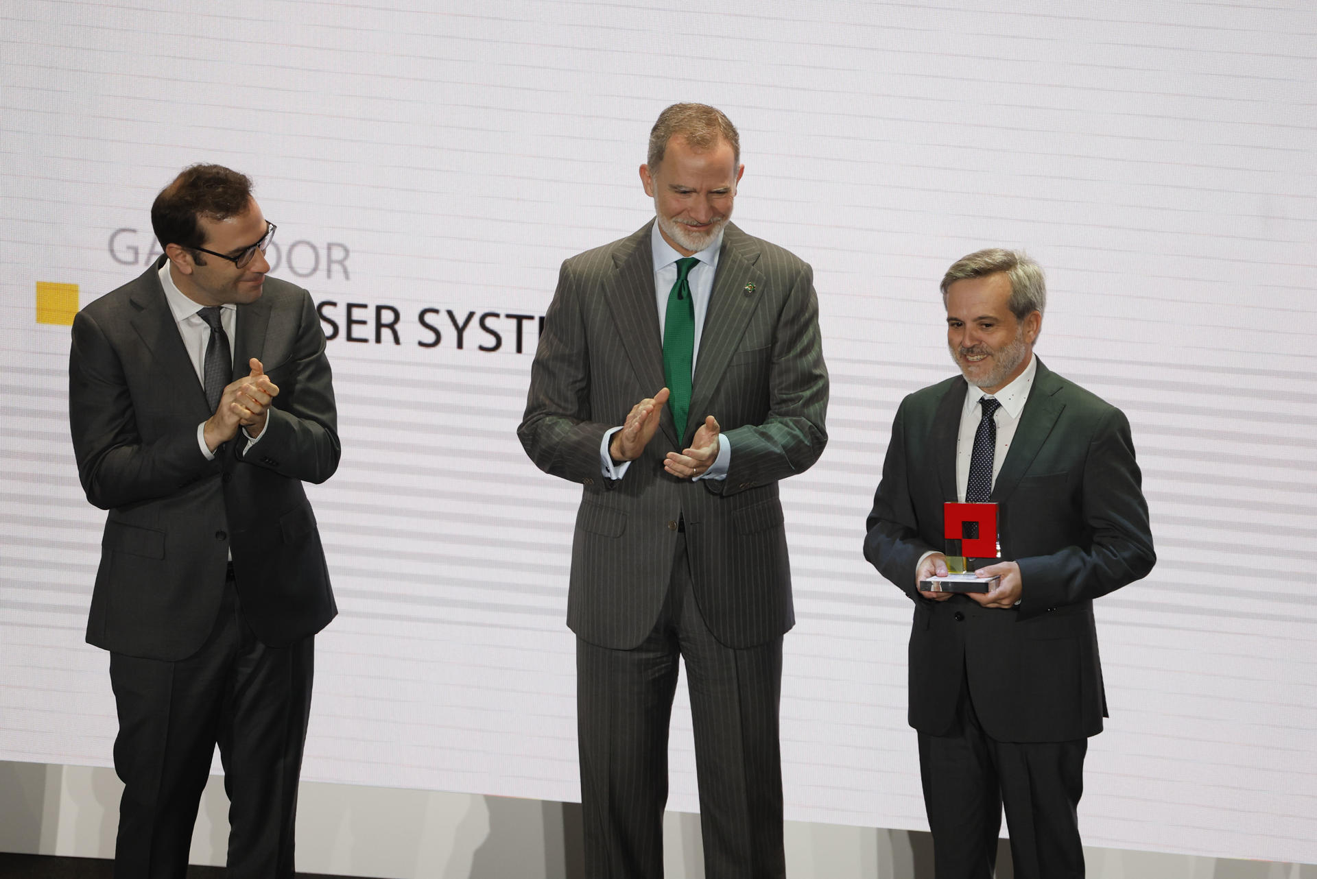 Felipe VI entrega el Premio Nacional Pyme del Años a la empresa canaria Aerolaser System, este jueves en Madrid. Al acto asiste el ministro de Economía, Comercio y Empresa, Carlos Cuerpo (i). EFE/ Javier Lizón