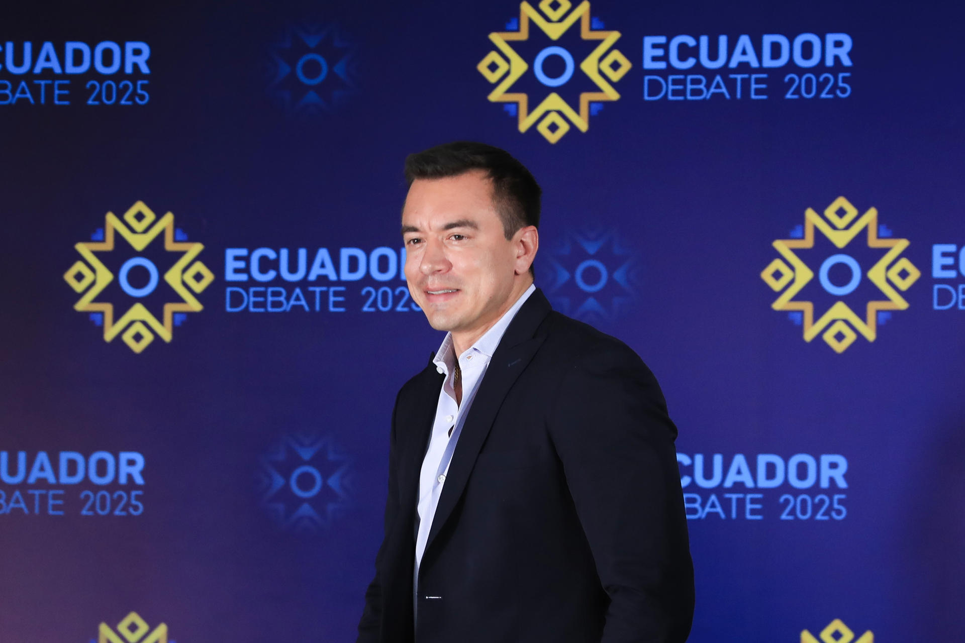 El presidente de Ecuador y aspirante a la reelección, Daniel Noboa, reacciona al finalizar el único debate entre candidatos antes de la segunda vuelta de las presidenciales en el país andino, este domingo en Quito (Ecuador). EFE/José Jácome