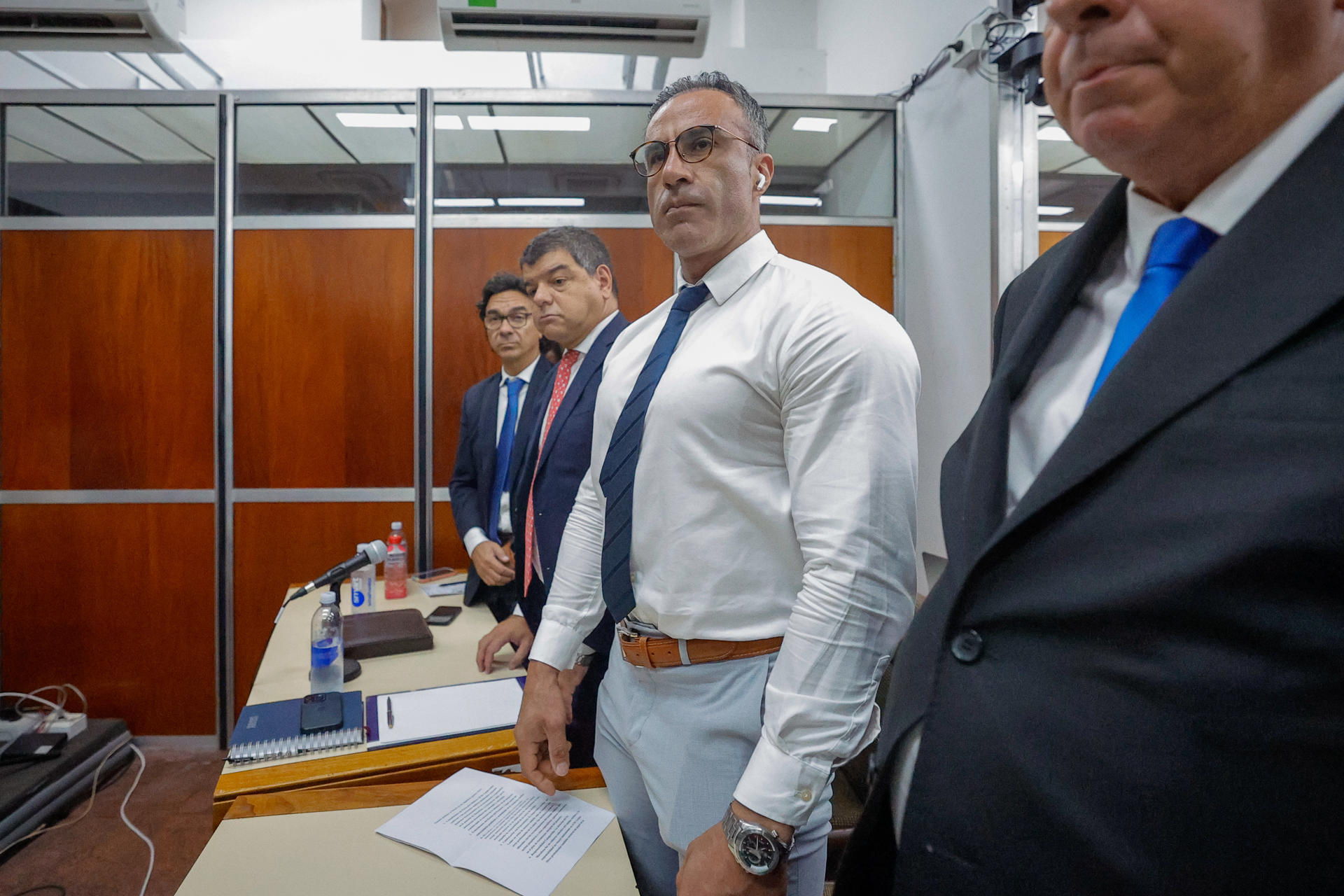 El Neurocirujano Leopoldo Luque (c), imputado por la muerte de Diego Armando Maradona asiste este martes, al juicio por la muerte del exfutbolista, en los tribunales de San Isidro en Buenos Aires, (Aregentina). EFE/ Juan Ignacio Roncoroni
