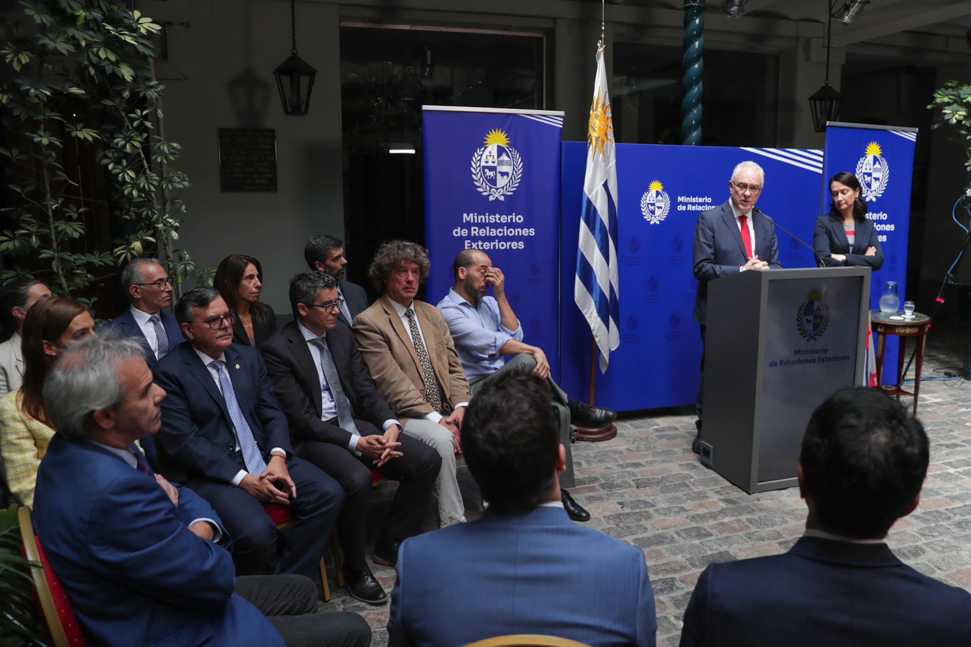 El canciller de Uruguay, Mario Lubetkin (2-d), habla durante una rueda de prensa este viernes, en el Palacio Santos, sede del Ministerio de Relaciones Exteriores en Montevideo (Uruguay). EFE/ Alejandro Prieto