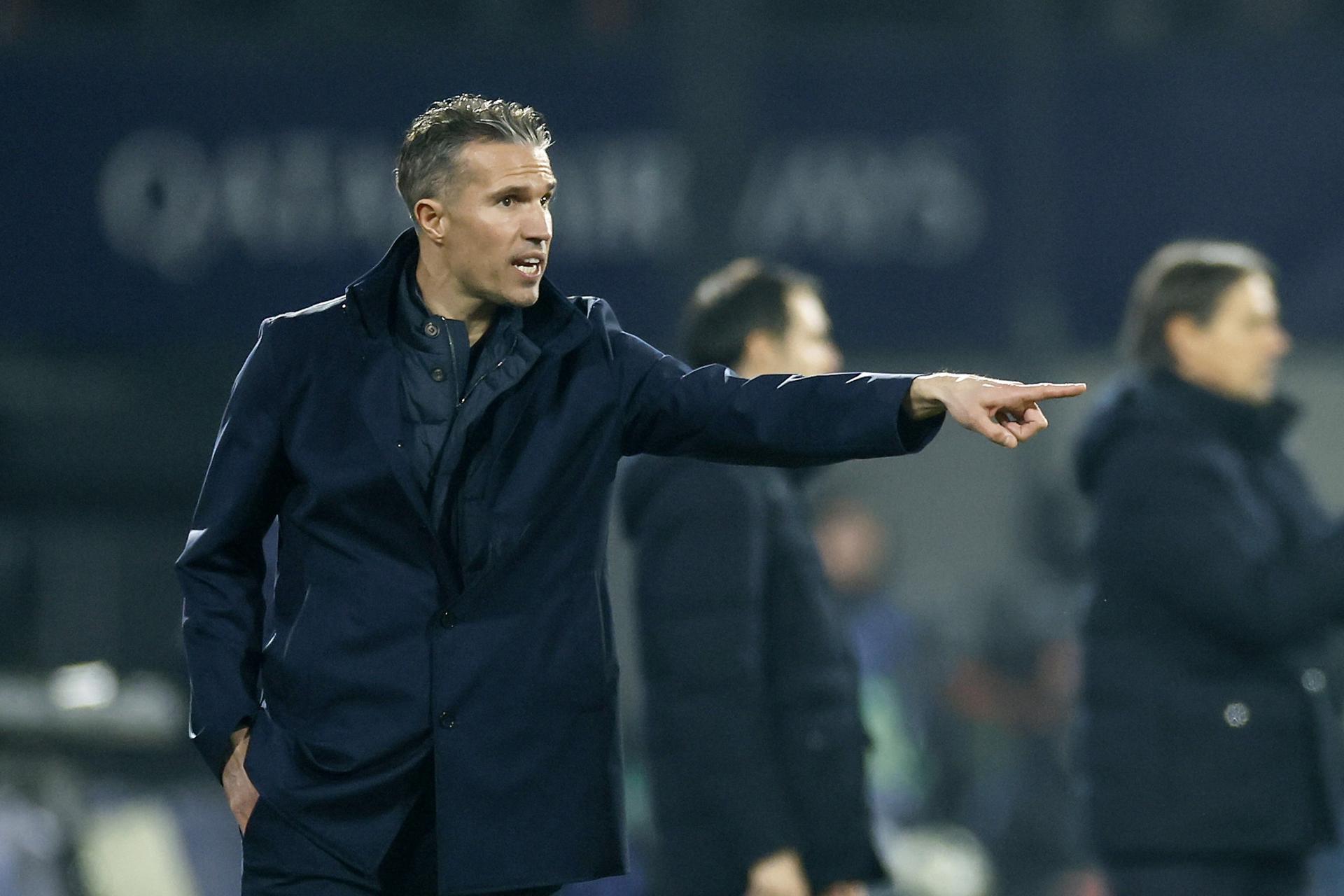 El entrenador del Feyenoord, Robin van Persie, en un momento del partido de ida de los octavos de final de la Liga de Campeones contra el Inter. EFE/EPA/KOEN VAN WEEL