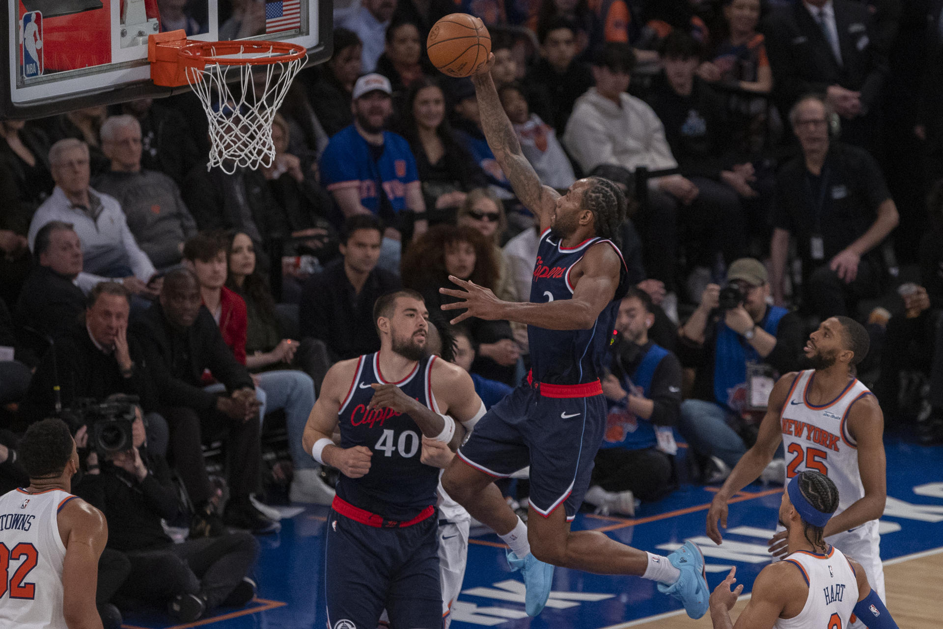 Kawhi Leonard, de Los Angeles Clippers, prueba a canasta este miércoles durante el partido que su equipo ganó por 126-113 a los Knicks de Nueva York en el Madison Square Garden. EFE/ Angel Colmenares