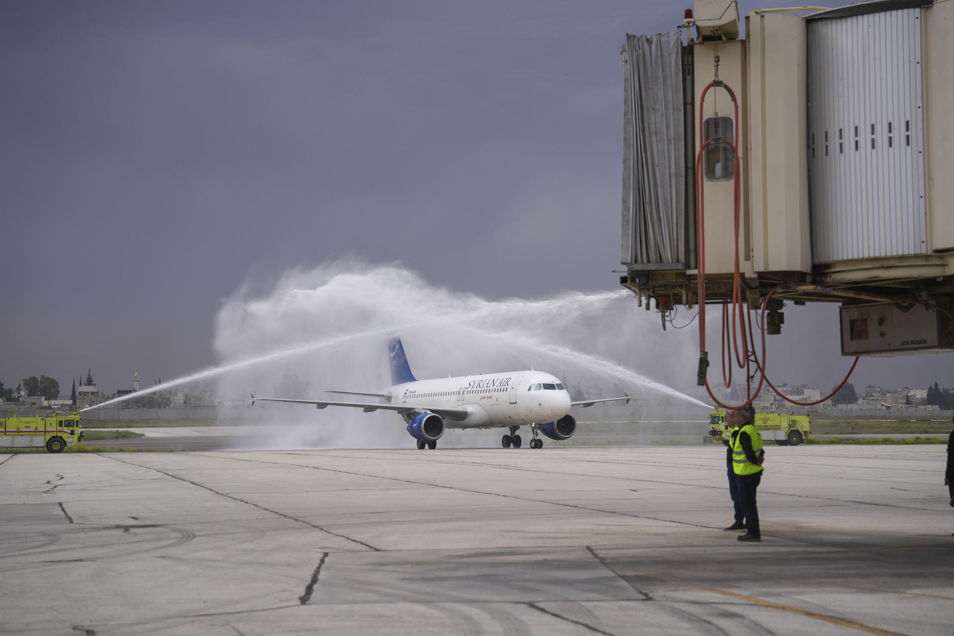 Un avión de la aerolínea nacional Syrian Airlines, procedente de Damasco, con el que el aeropuerto internacional de Alepo volvió a inaugurar sus operaciones, suspendidas a finales de noviembre pasado poco después de la ofensiva que derrocó a Bachar al Asad. EFE/Yahya Nemah