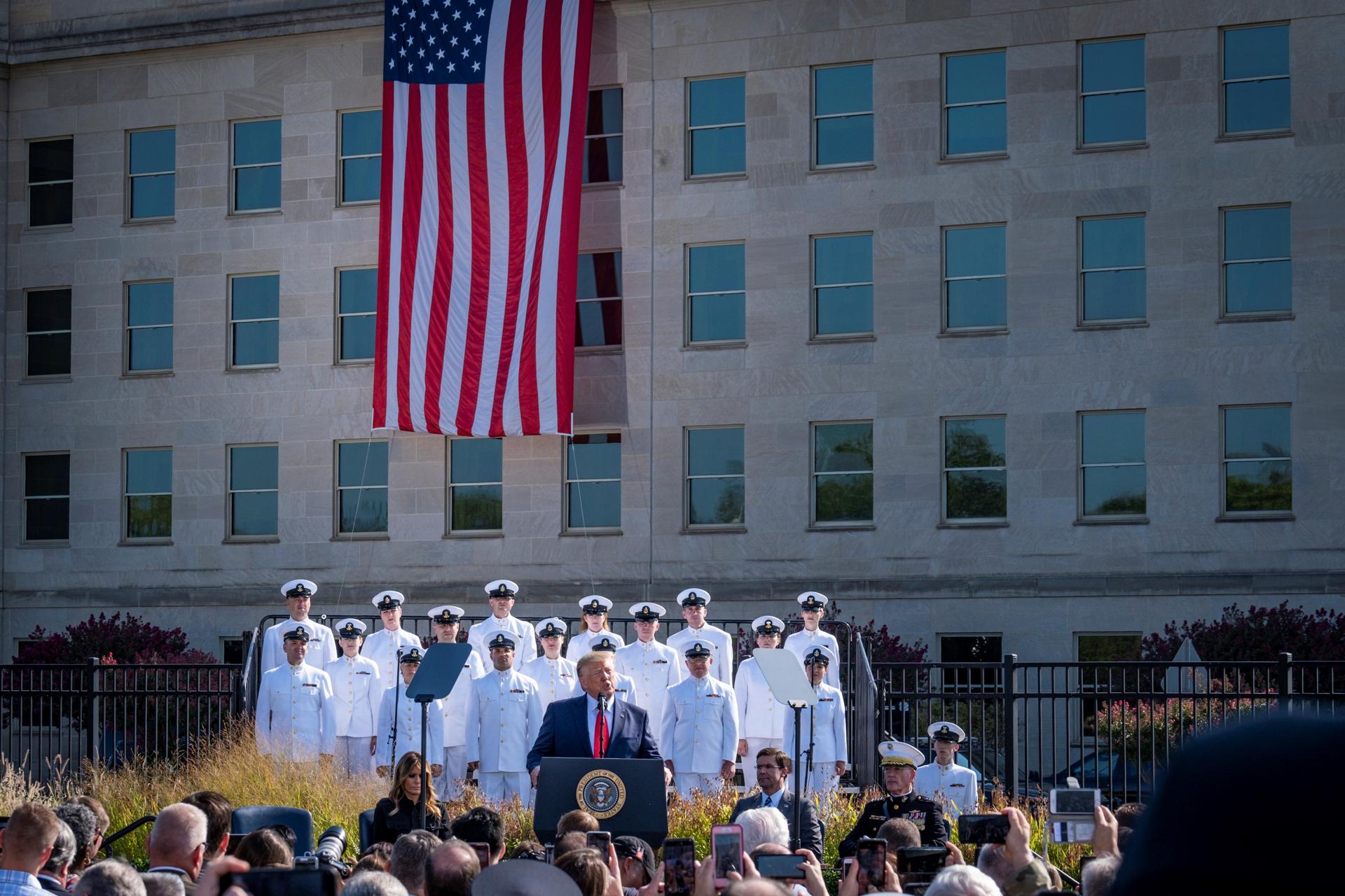 Fotografía de archivo del presidente Donald J. Trump hablando frente al edificio del Pentágono. EFE/PETE MAROVICH