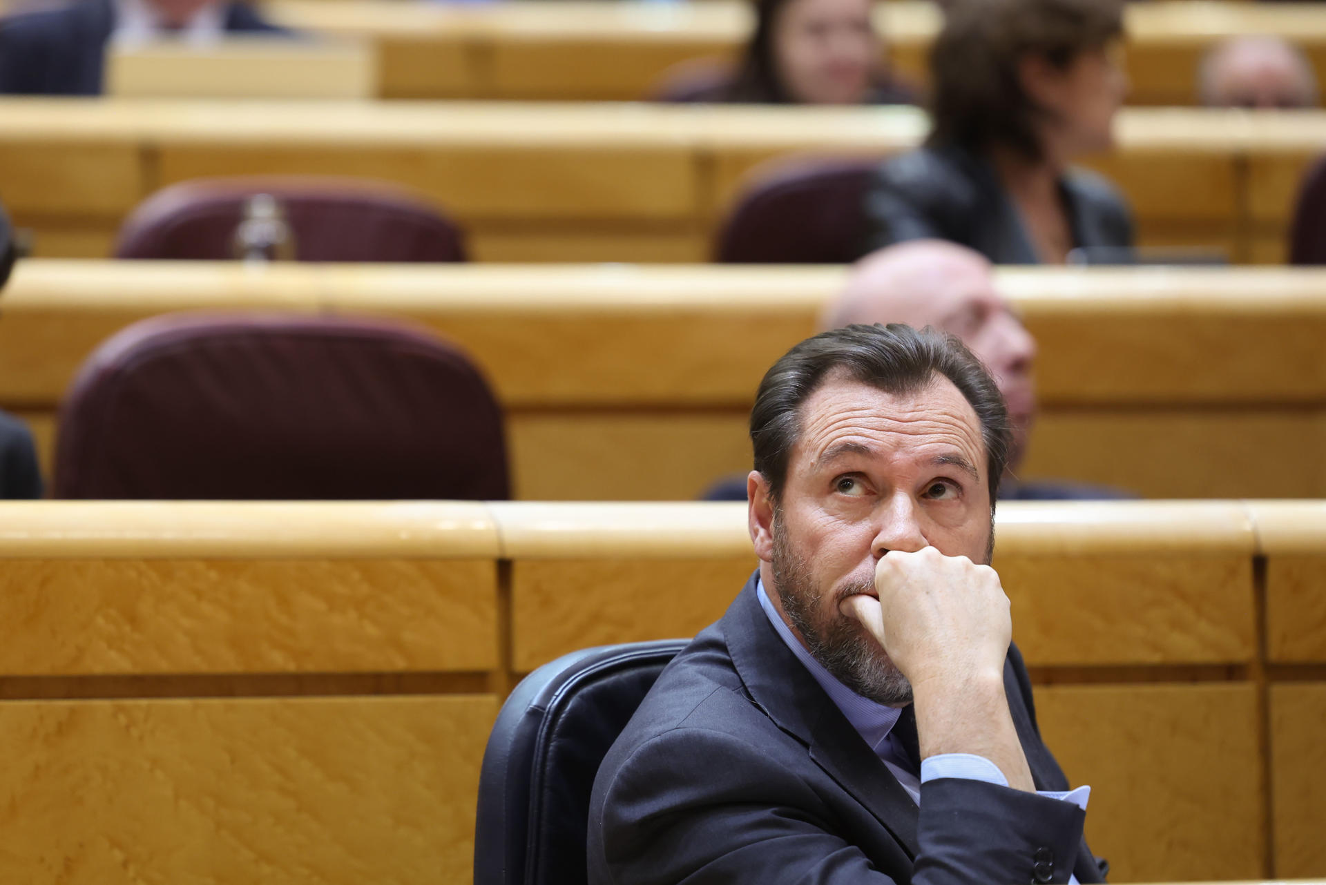 El ministro de Transportes y Movilidad Sostenible, Óscar Puente, asiste al pleno del Senado celebrado este martes en Madrid. EFE/ Kiko Huesca