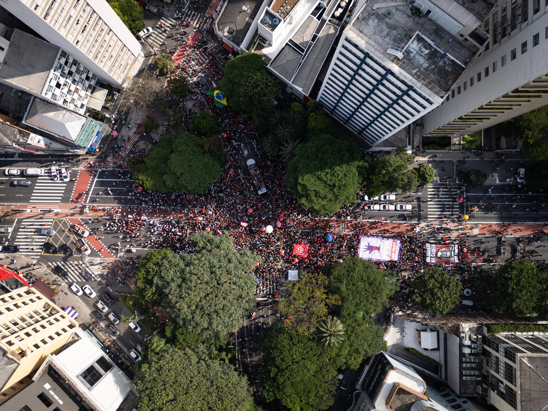 Fotografía aérea de una manifestación contra el expresidente de Brasil, Jair Bolsonaro, este domingo, en la avenida Paulista en Sao Paulo (Brasil). Cientos de brasileños se manifestaron en varias ciudades del país para exigir la prisión del expresidente Jair Bolsonaro, procesado por intento de golpe de Estado, y pedir al Congreso que archive el proyecto de amnistía para los condenados por el asalto a los tres poderes de 2023. EFE/ Isaac Fontana