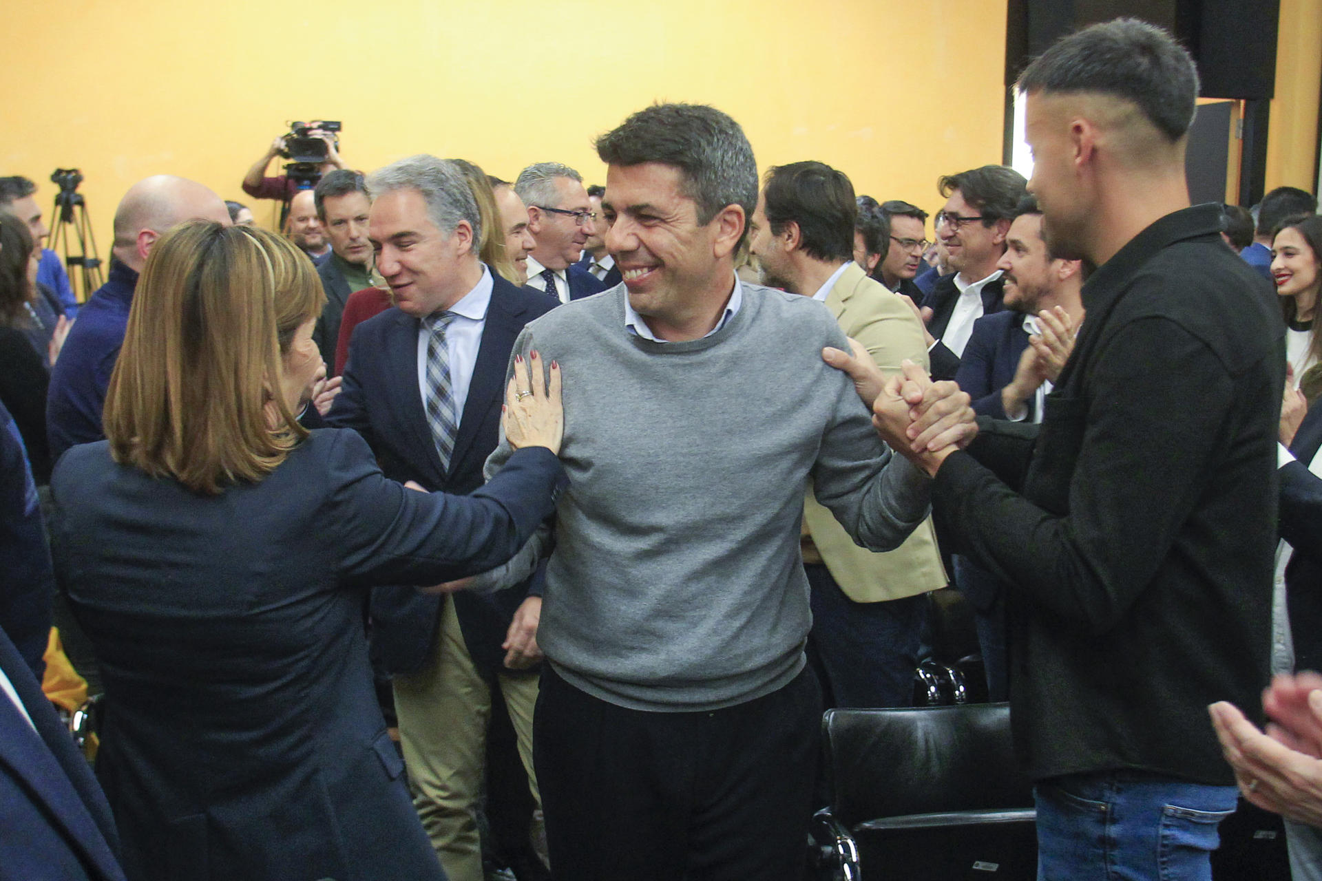 El president de la Generalitat Valenciana, Carlos Mazón (c), y el vicesecretario de Coordinación Autonómica del PP, Elías Bendodo (c-i), intervienen en el acto 'Más España, más Europa. Políticas de Vivienda' previo a la XXVII Interparlamentaria, este lunes en Alicante. EFE/ Morell