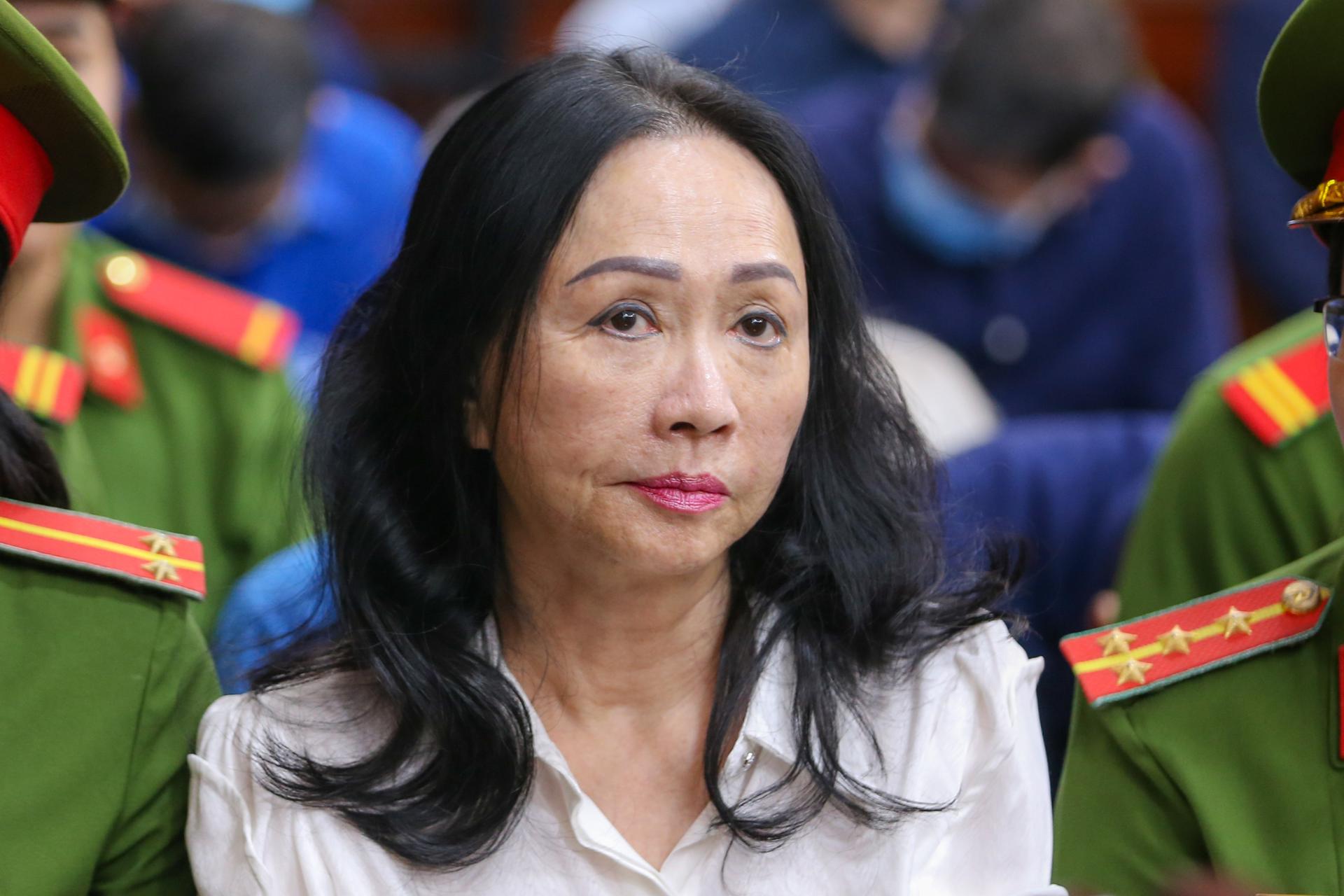 ARCHIVO. Ho Chi Minh (Vietnam), 10/04/2024.- Truong My Lan, chairwoman of Van Thinh Phat Holdings, sits during her trial at the Ho Chi Minh City People's Court in Ho Chi Minh City, Vietnam, 11 April 2024. Vietnamese tycoon Truong My Lan has been sentenced to death by a court in Ho Chi Minh City for one of the country's largest fraud cases, which involves the embezzlement of USD 12.5 billion from Saigon Commercial Bank, according to state media. EFE/EPA/STRINGER