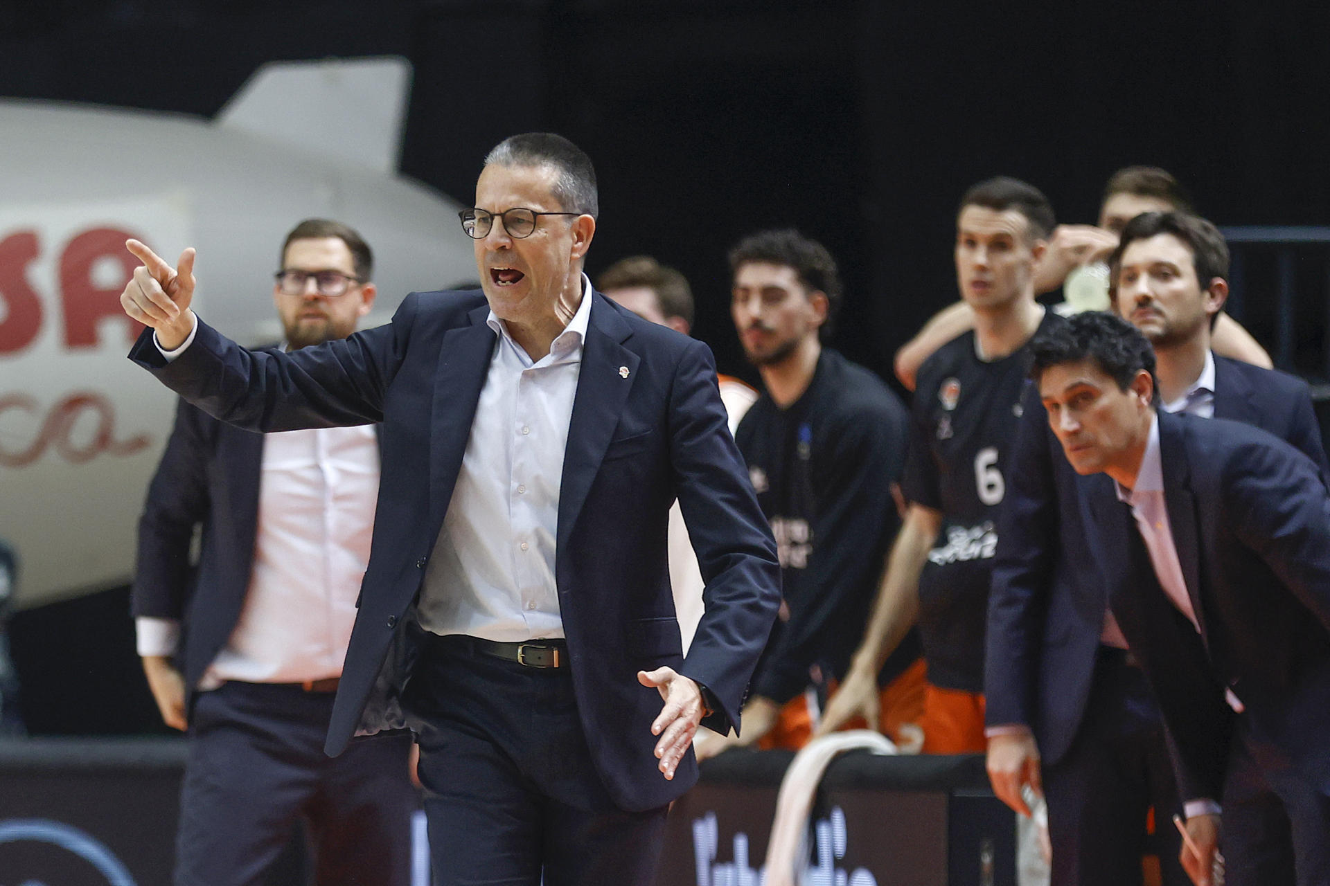 El entrenador del Valencia, Pedro Martínez, durante el partido de semifinales de la Eurocopa de baloncesto que Valencia Basket y Hapoel Tel Aviv disputaron en la Fuente de San Luis, en Valencia. EFE/Miguel Ángel Polo