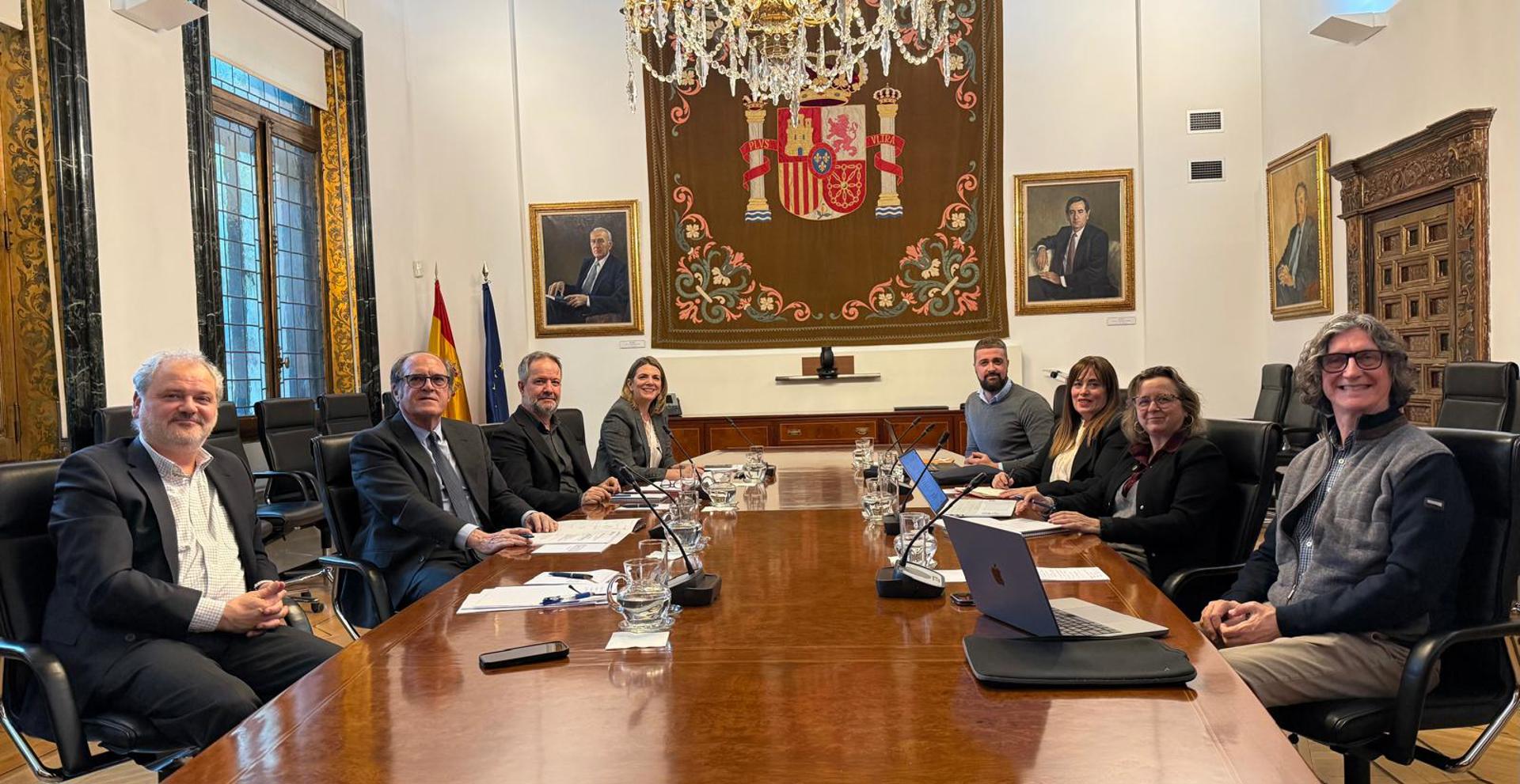 Ángel Gabilondo, Defensor del Pueblo; Lourdes Menacho, presidenta de CGCEES; Mª Victoria Rodríguez, presidenta del Colegio Profesional de Educadoras y Educadores Sociales de Extremadura; Pablo Sánchez, director general de CGCEES; Xavier Puig, vocal de la Junta de Gobierno de CGCEE; Isabel Aymerich, directora del Gabinete del Defensor del Pueblo; Rafael Muguruza, director del Área de Sanidad del Defensor del Pueblo, y Antonio Fernández, técnico del Defensor del Pueblo. EFE/@DefensorPuebloE