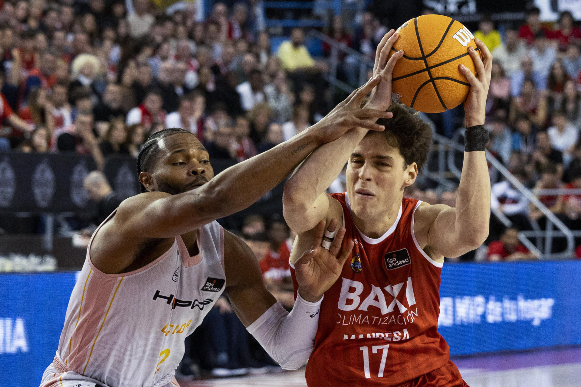 El jugador del Baxi Manresa Mario Saint-Supery (d) lucha con Corey Walden, del Hiopos Lleida, durante en el partido de la jornada 25 de la Liga Endesa de Baloncesto, este sábado en Manresa. EFE/Marta Pérez