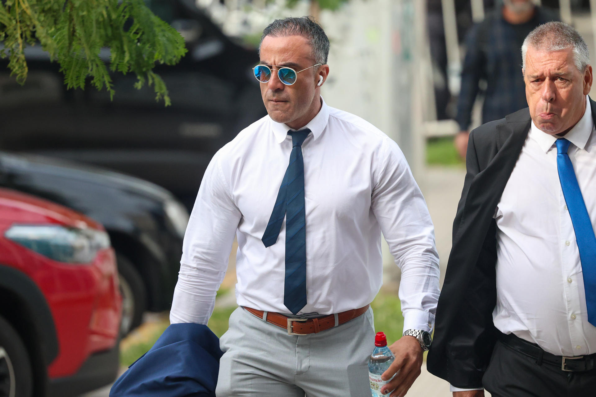 El Neurocirujano Leopoldo Luque (i), imputado por la muerte de Diego Armando Maradona, llega este martes, a los tribunales de San Isidro en Buenos Aires, (Aregentina). Un total de siete profesionales de la salud están acusados por homicidio en el juicio sobre la muerte de Maradona, que comienza este martes en la localidad de San Isidro, a las afueras de Buenos Aires. EFE/ Juan Ignacio Roncoroni
