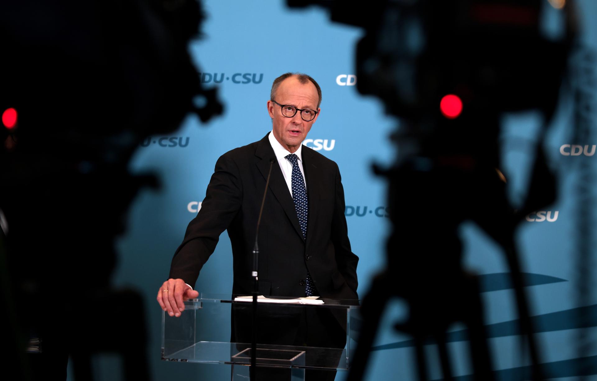 El presidente de la Unión Cristianodemócrata (CDU) y de la facción, Friedrich Merz, habla durante una declaración a la prensa tras una reunión del grupo parlamentario en el parlamento alemán, Bundestag, en Berlín, Alemania, 14 de marzo de 2025. (Alemania) EFE/EPA/HANNIBAL HANSCHKE