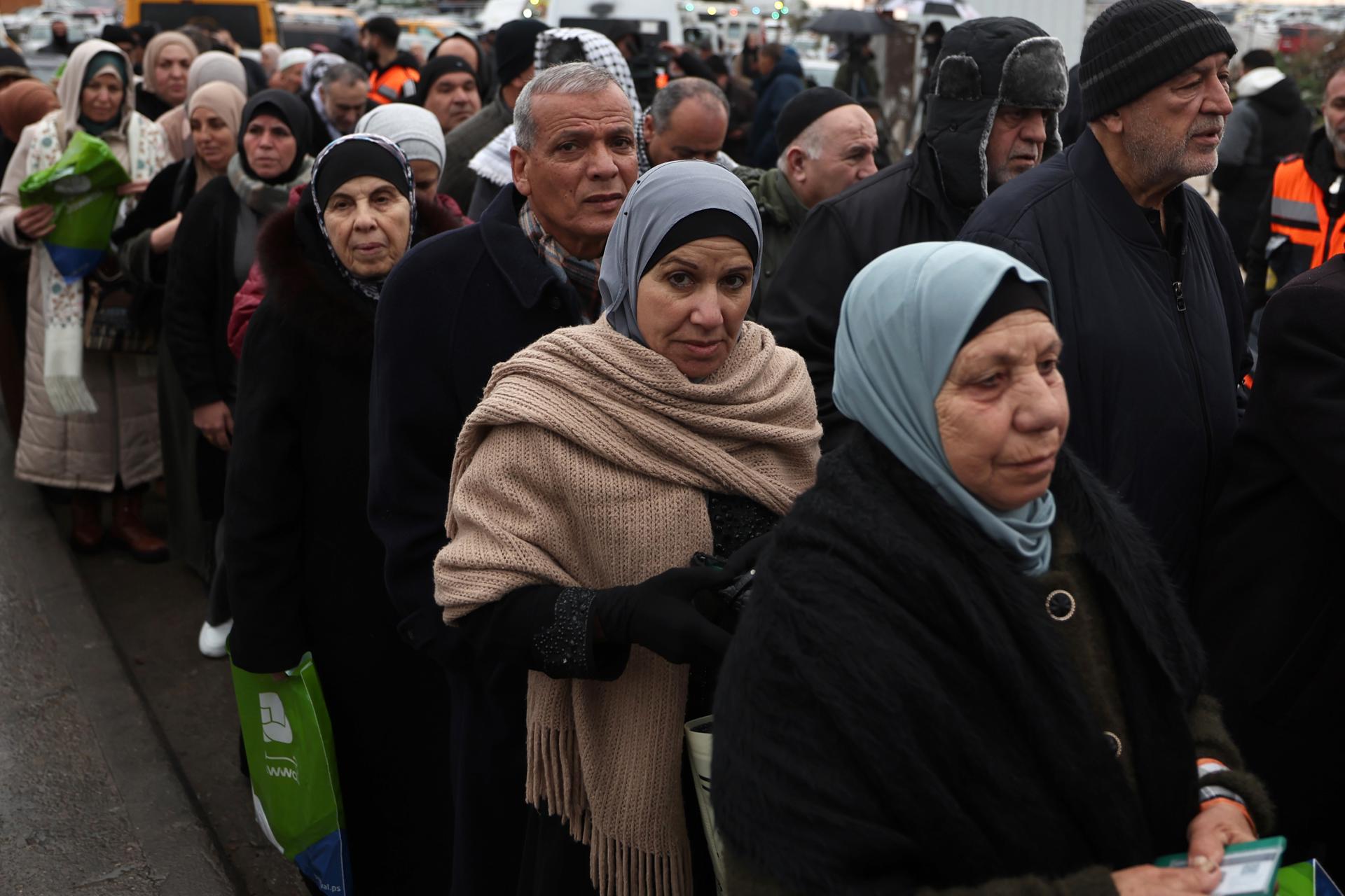 Los palestinos esperan en fila para cruzar el puesto de control israelí de Qalandia, entre Cisjordania y Jerusalén, el 7 de marzo de 2025, mientras se dirigen al recinto de al-Aqsa en Jerusalén para asistir a las oraciones del primer viernes del mes sagrado musulmán de ayuno, Ramadán. Un número limitado de palestinos de Cisjordania con permisos pueden asistir a las oraciones del viernes en la Mezquita de Al-Aqsa, restringido a niños menores de 12 años, hombres mayores de 55 y mujeres mayores de 50. Jerusalén EFE/EPA/ATEF SAFADI