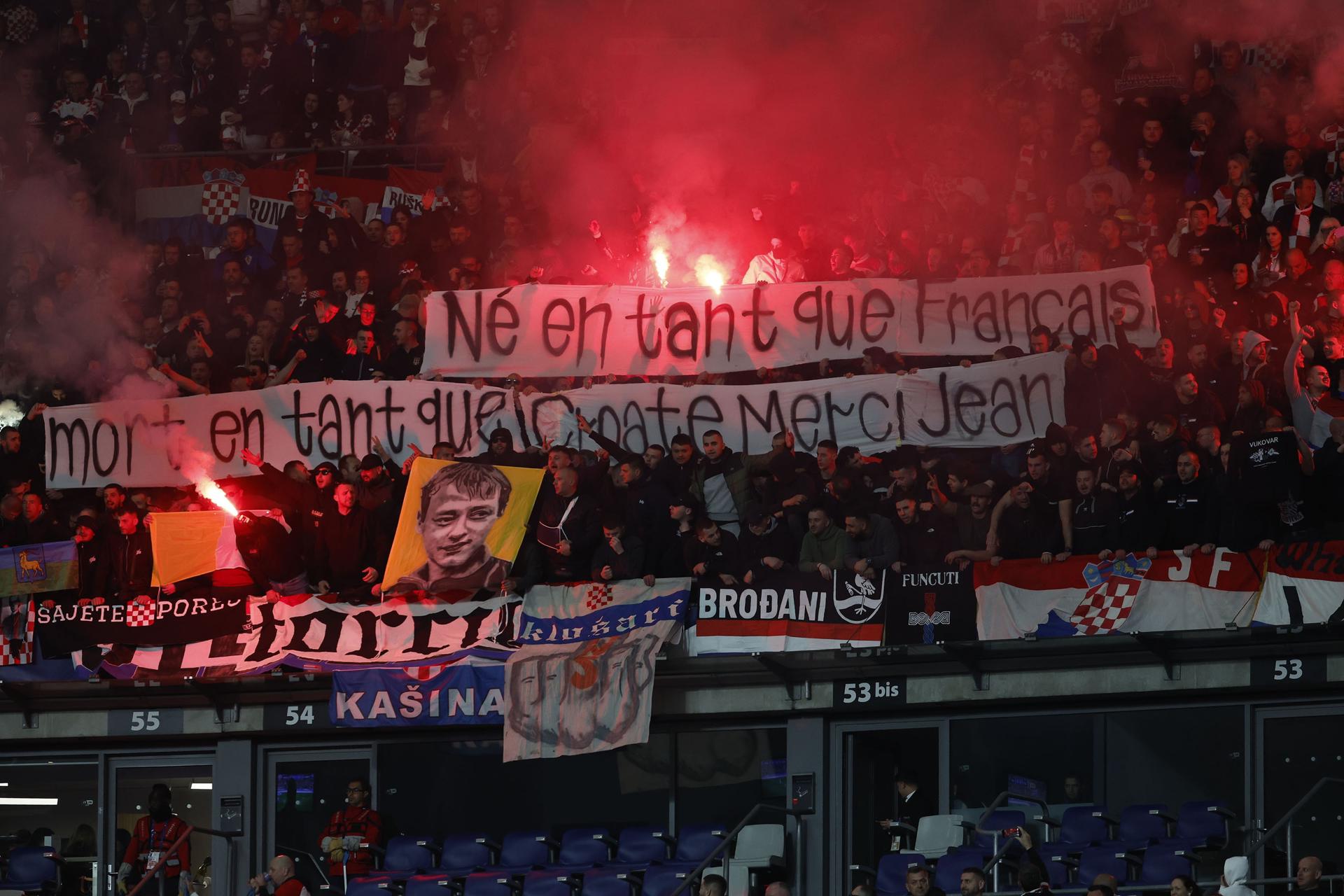 Los aficionados franceses y croatas reaccionan durante el partido de cuartos de final de la Liga de Naciones de la UEFA disputado en el Estadio de Francia, en Saint Denis. EFE/EPA/MOHAMMED BADRA