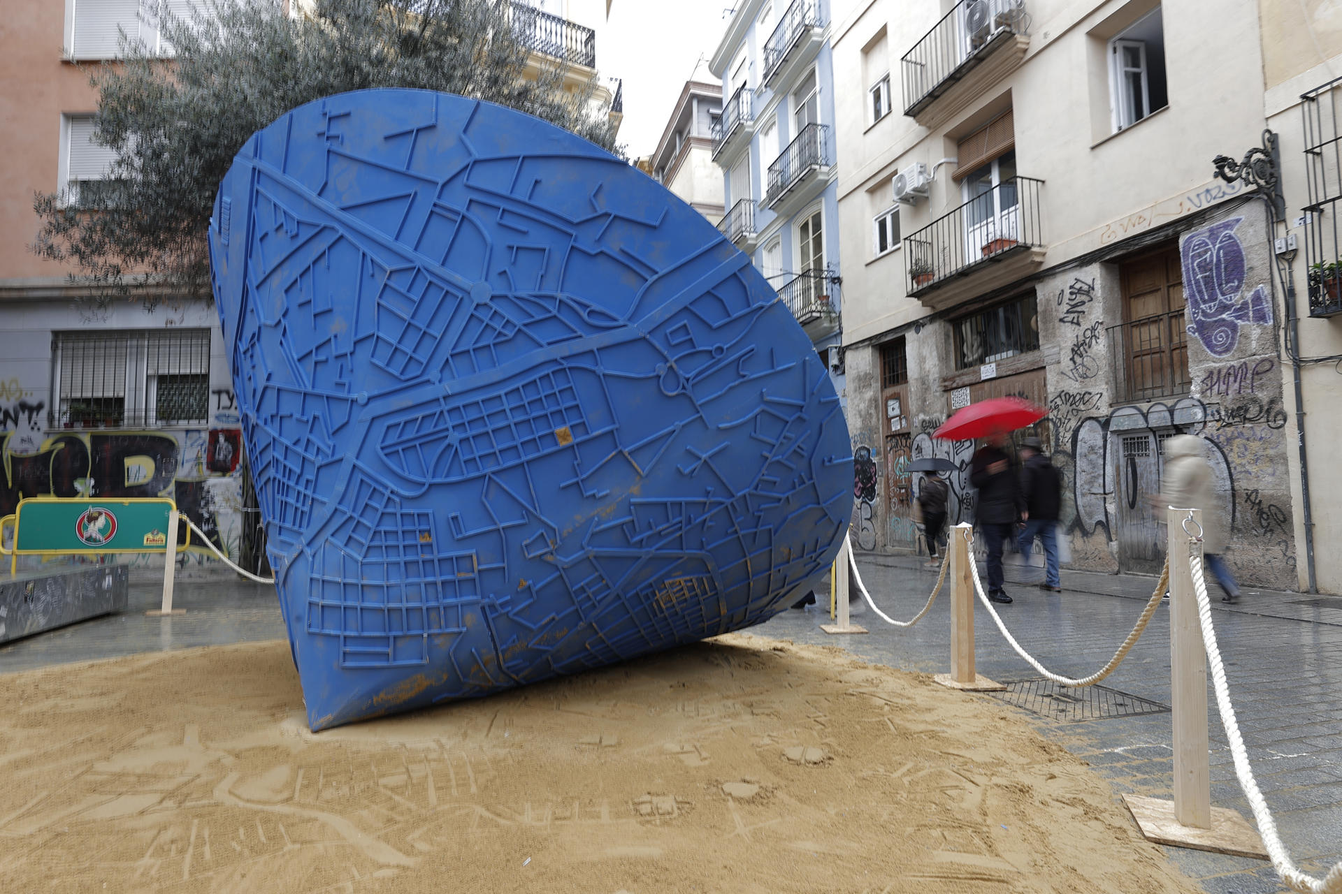 Vista general de la falla experimental de la plaza del árbol que bajo el titulo "NADA" y a modo de sello rodante imprime el mapa de la zona devastada por la dana del pasado 29 de octubre sobre la arena de la plaza. EFE/Manuel Bruque