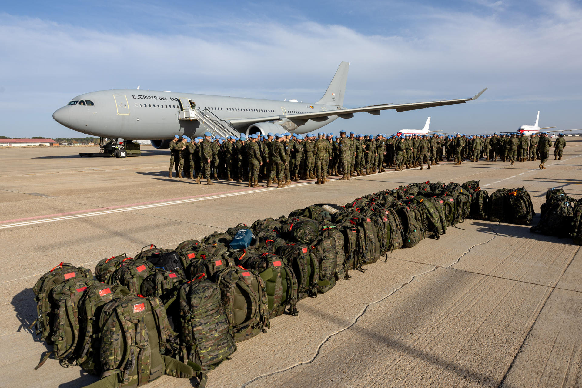 Imagen de militares en la Base Aérea de Torrejón de Ardoz (Madrid). EFE/ Daniel González