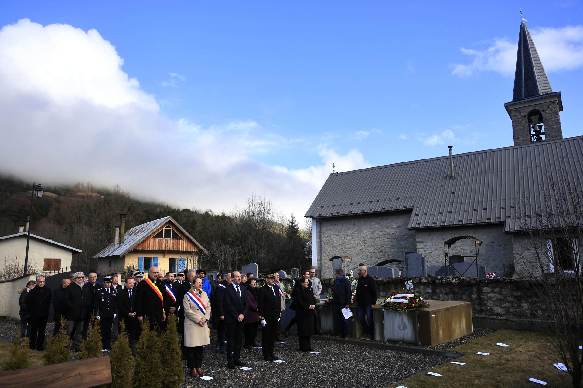 Ceremonia de homenaje para conmemorar el décimo aniversario del accidente aéreo de Germanwings, en Le Vernet, sur de Francia, el 24 de marzo de 2025. EFE/EPA/GUILLAUME HORCAJUELO