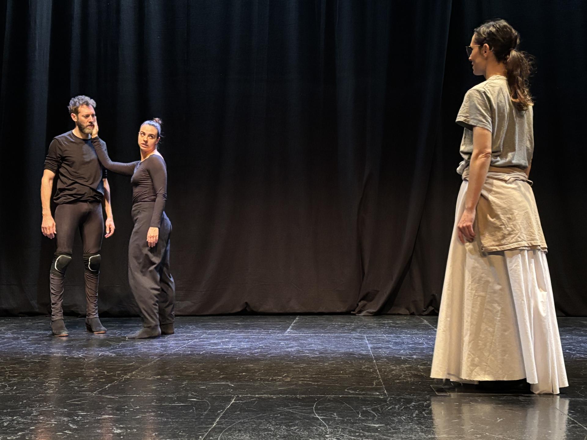 Los bailaores Gero Domínguez (i), Rocío Barriga (c) y Lucía Vázquez durante el ensayo de la obra 'Peón Coronado' dirigida por Thierry Bruehl, director del Festival de Ópera de Bolsillo de Salzburgo quien ha dicho: "La Semana Santa de Sevilla es la ópera más grande del mundo" , en el auditorio de Tomares (Sevilla).EFE/Laura Rincón