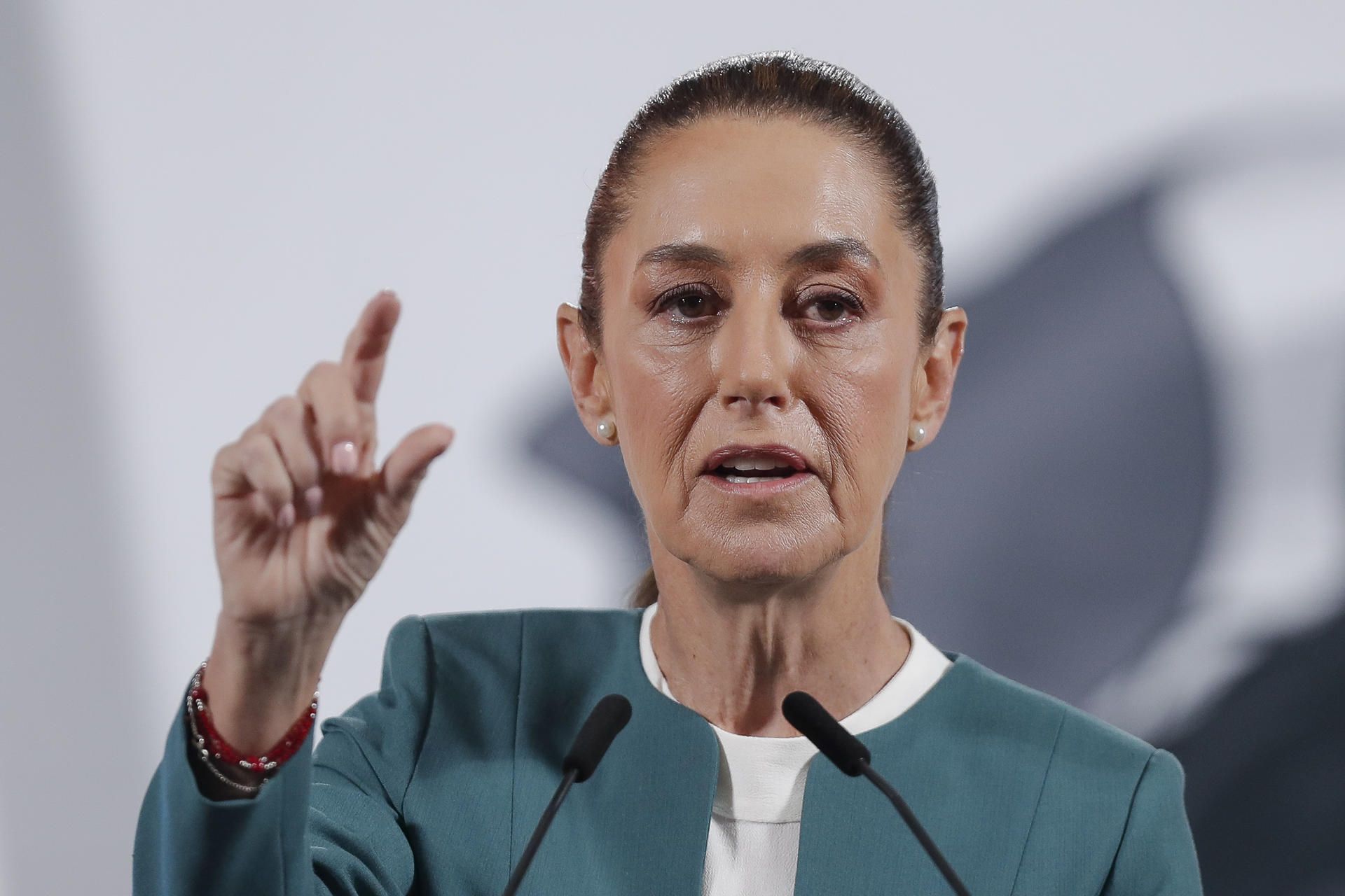La presidenta de México, Claudia Sheinbaum, participa en una rueda de prensa este lunes, en Palacio Nacional en la Ciudad de México (México). EFE/ Isaac Esquivel