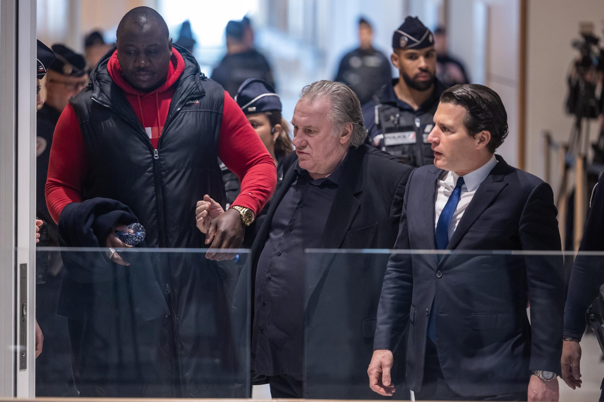El actor francés Gerard Depardieu y su abogado Jeremie Assous. EFE/EPA/CHRISTOPHE PETIT TESSON