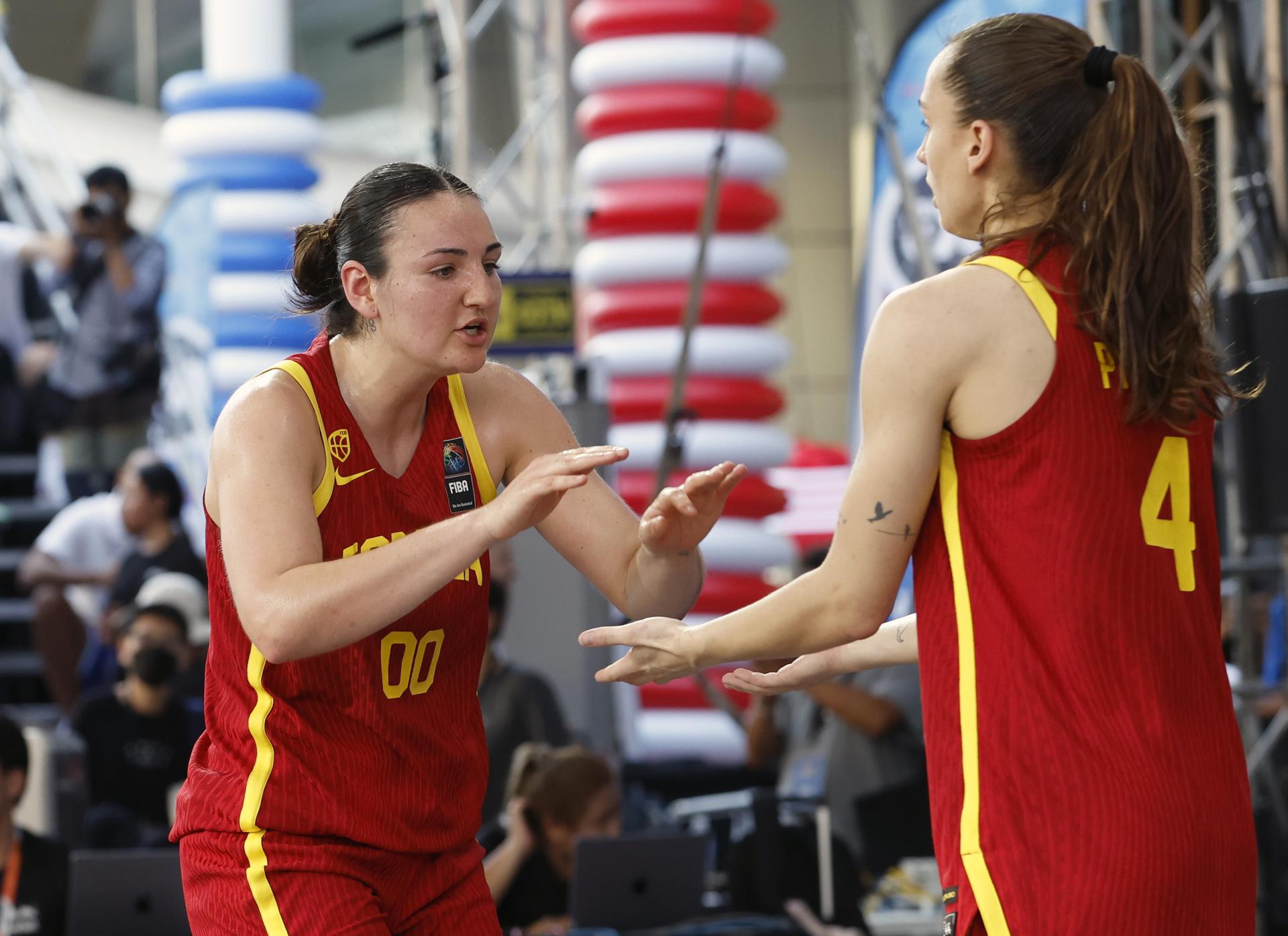 Ainhoa Gervasini (i) celebra con Alba Prieto (d) el triunfo ante Francia en la primera edición de la Copa de Campeones que se disputa en Bangkok. EFE/EPA/RUNGROJ YONGRIT
