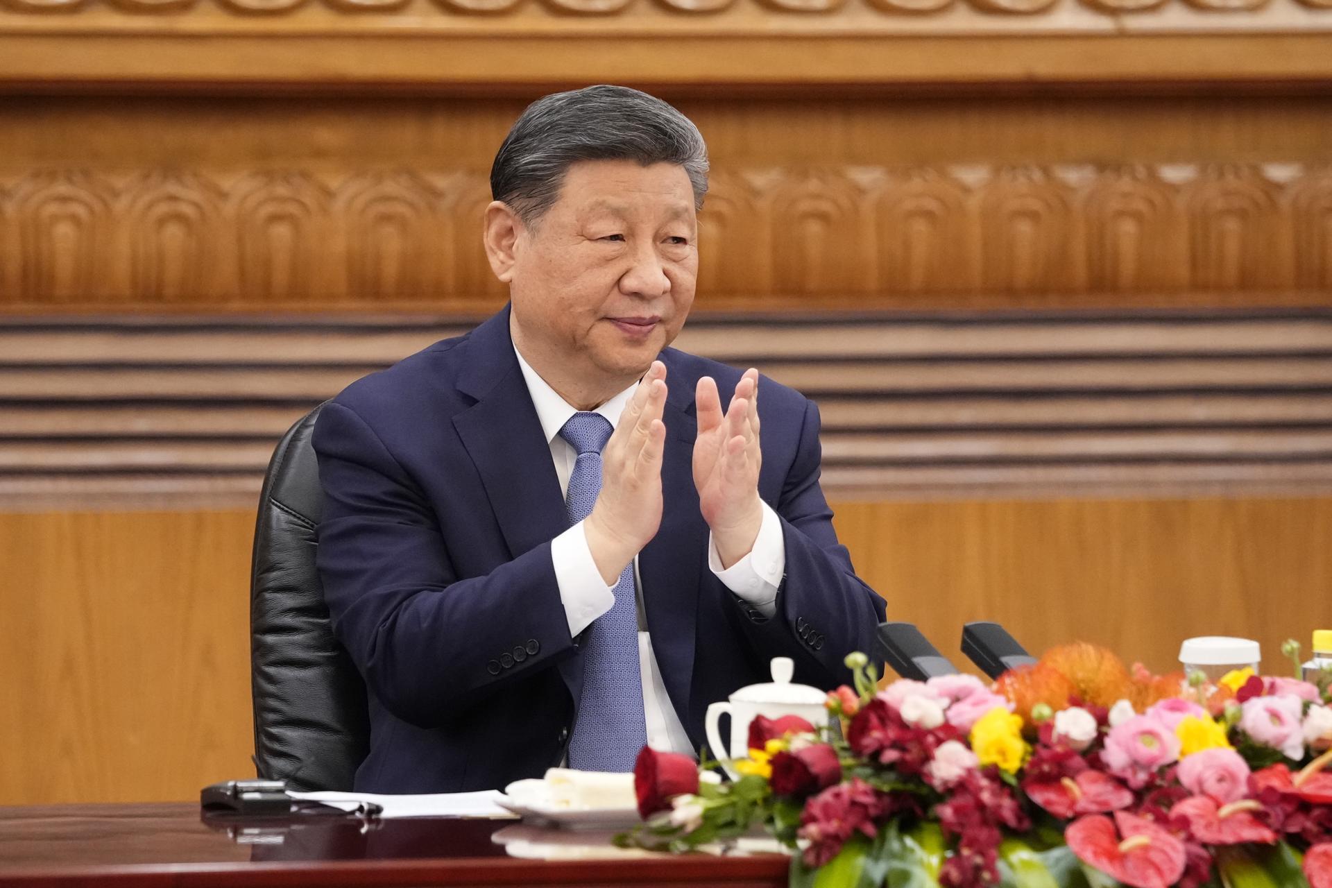 Imagen de este viernes del presidente de China, Xi Jinping, en el encuentro con más de 40 consejeros delegados y altos ejecutivos de grandes empresas multinacionales en Pekín. EFE/EPA/KEN ISHII/POOL