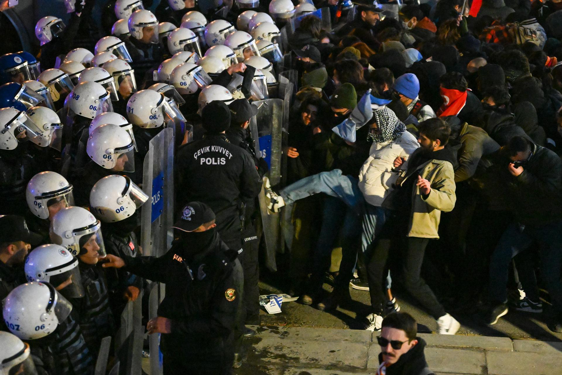 La policía antidisturbios turca fue registrada el pasado 20 de marzo al impedir el paso a estudiantes partidarios del alcalde de Estambul, Ekrem Imamoglu, durante una marcha hacia la Universidad Técnica de Oriente Medio (METU), tras el arresto de Imamoglu por parte de autoridades turcas. EFE/Necati Savas