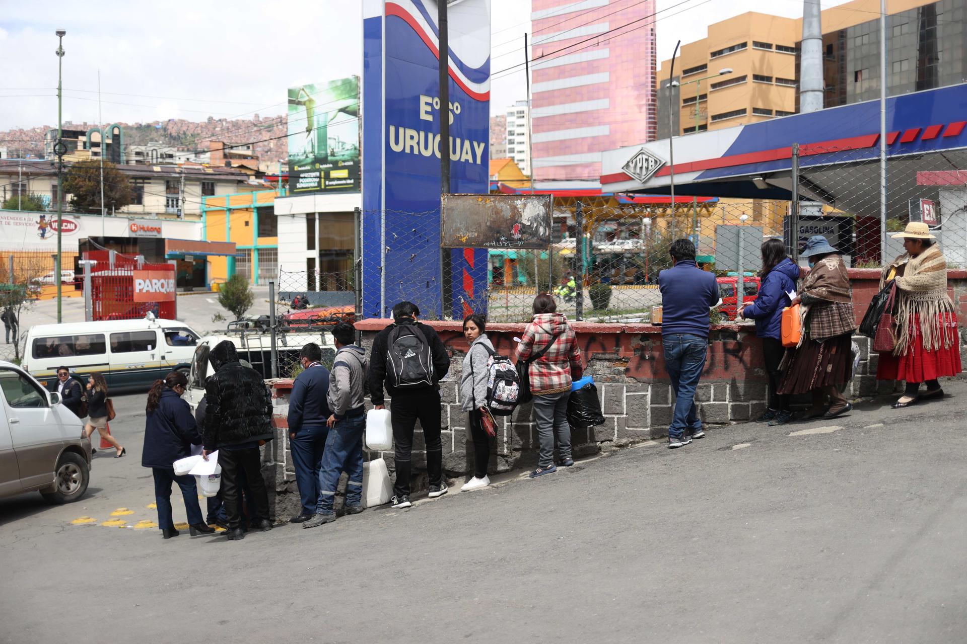 Personas hacen fila en una estación de servicio este lunes, en La Paz (Bolivia). EFE/ Luis Gandarillas