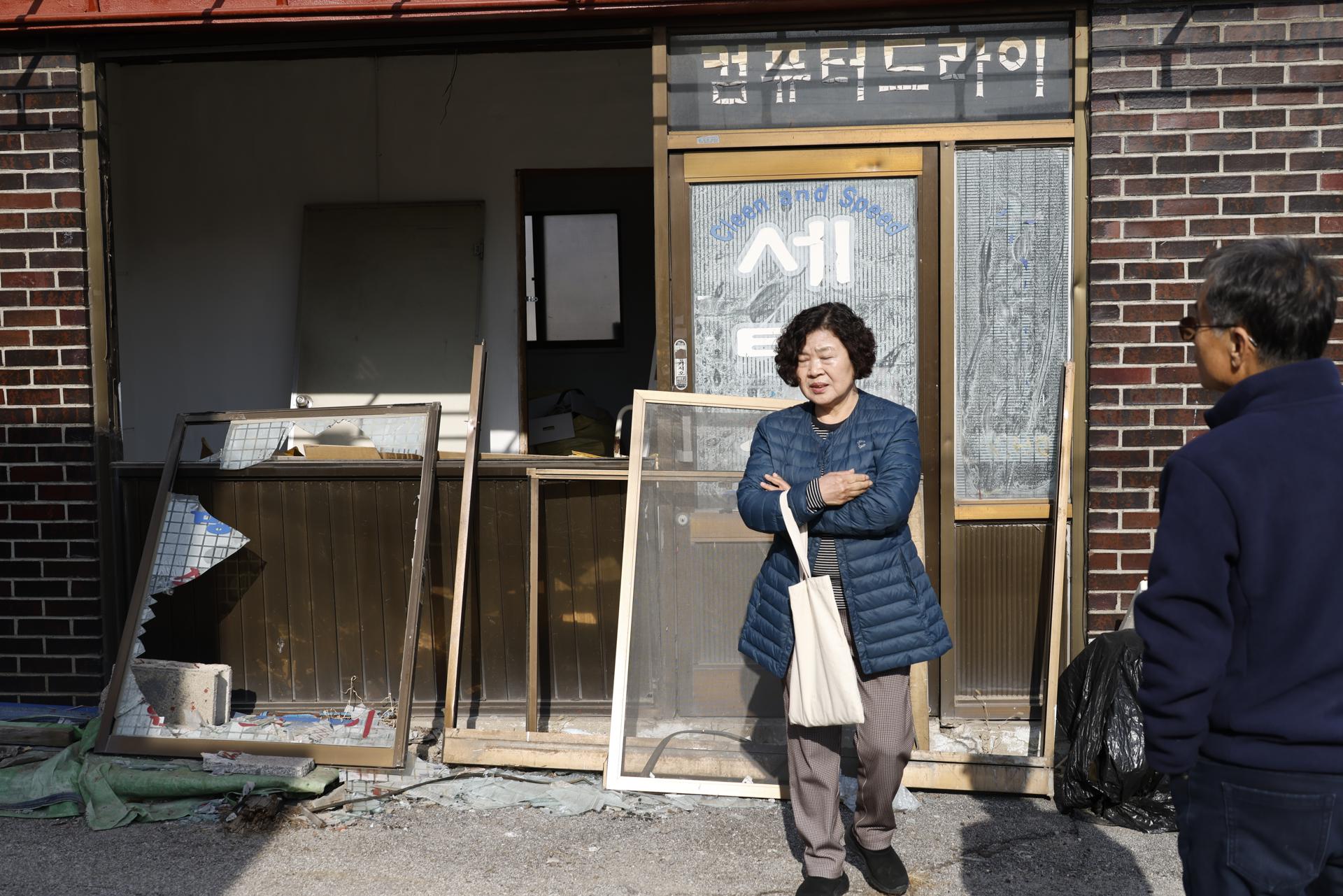Vista de una casa con ventanas rotas en un pueblo de Pocheon, a unos 50 kilómetros al norte de Seúl, Corea del Sur, 06 de marzo de 2025, donde porerror cayó una bomba en una carretera.
 EFE/EPA/JEON HEON-KYUN