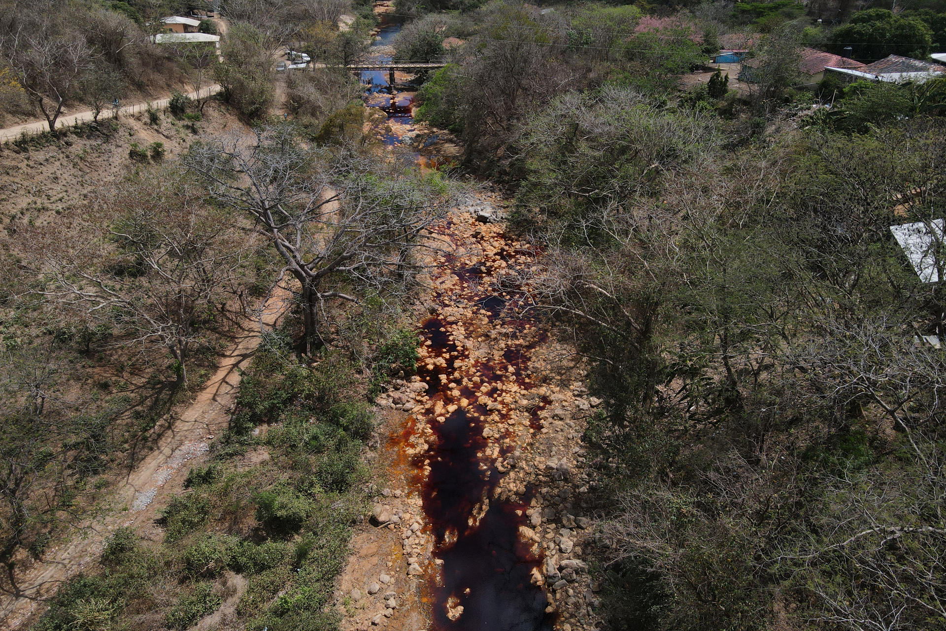Fotografía aérea del 28 de febrero de 2025 del río San Sebastián contaminado a causa de la explotación minera, en Santa Rosa de Lima (El Salvador). EFE/ Rodrigo Sura