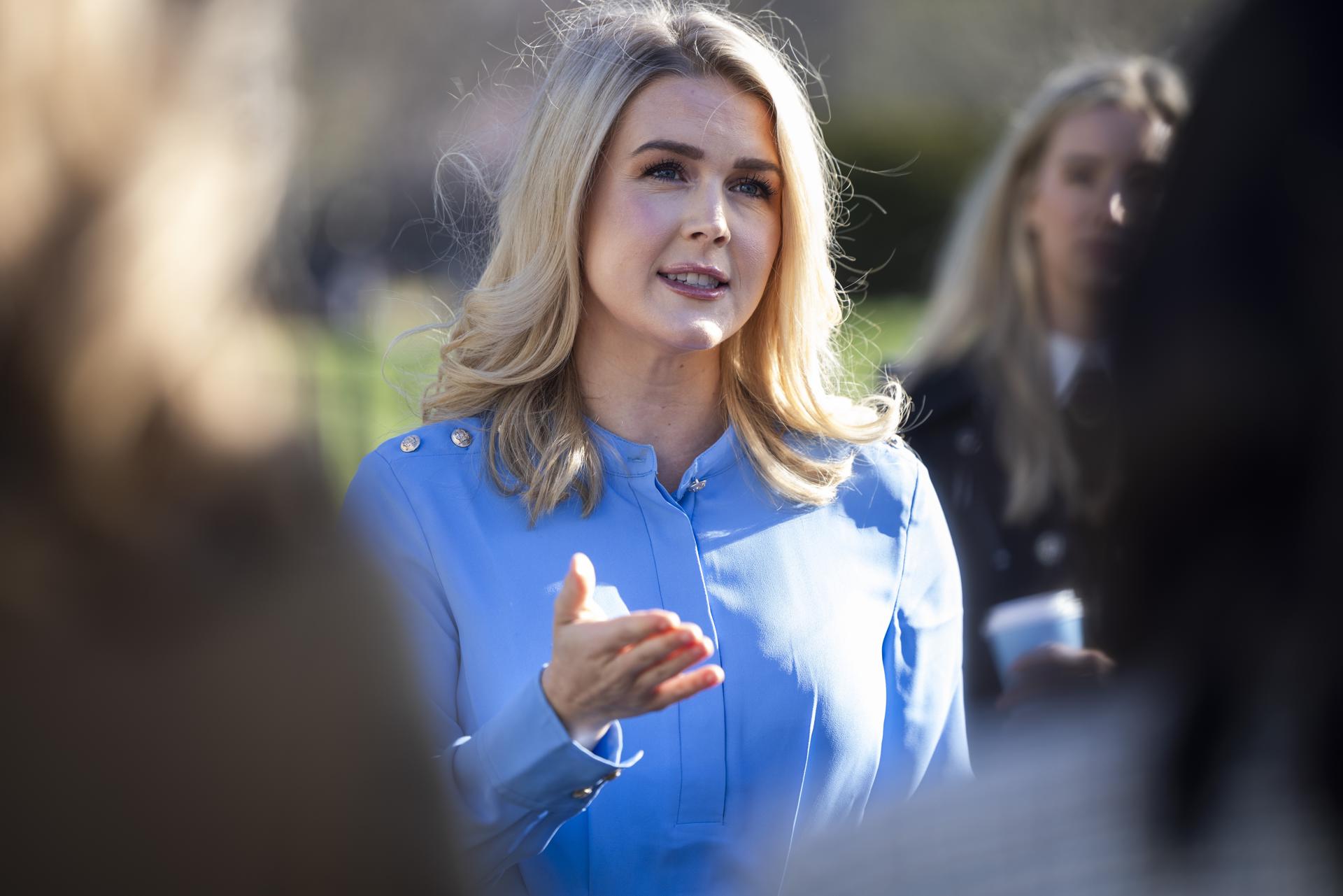 La portavoz del Gobierno de EE.UU., Karoline Leavitt, fue registrada este jueves, 27 de marzo, durante su rueda de prensa diaria, en los jardines de la Casa Blanca, en Washington DC (EE.UU.). EFE/Jim Lo Scalzo