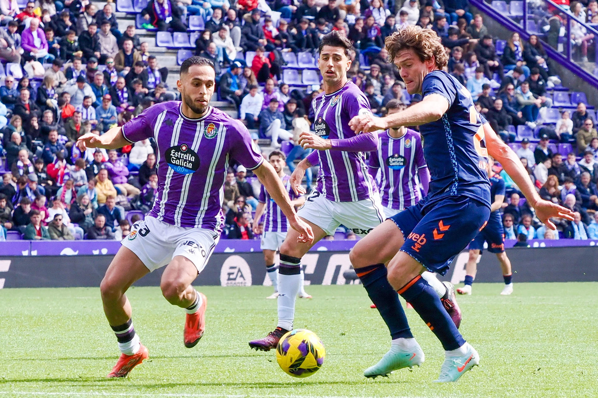 El defensa del Celta de Vigo Marcos Alonso (d) controla el balón, en el último partido de Liga disputado frente al Valladolid, en el estadio José Zorrilla. EFE/R.García